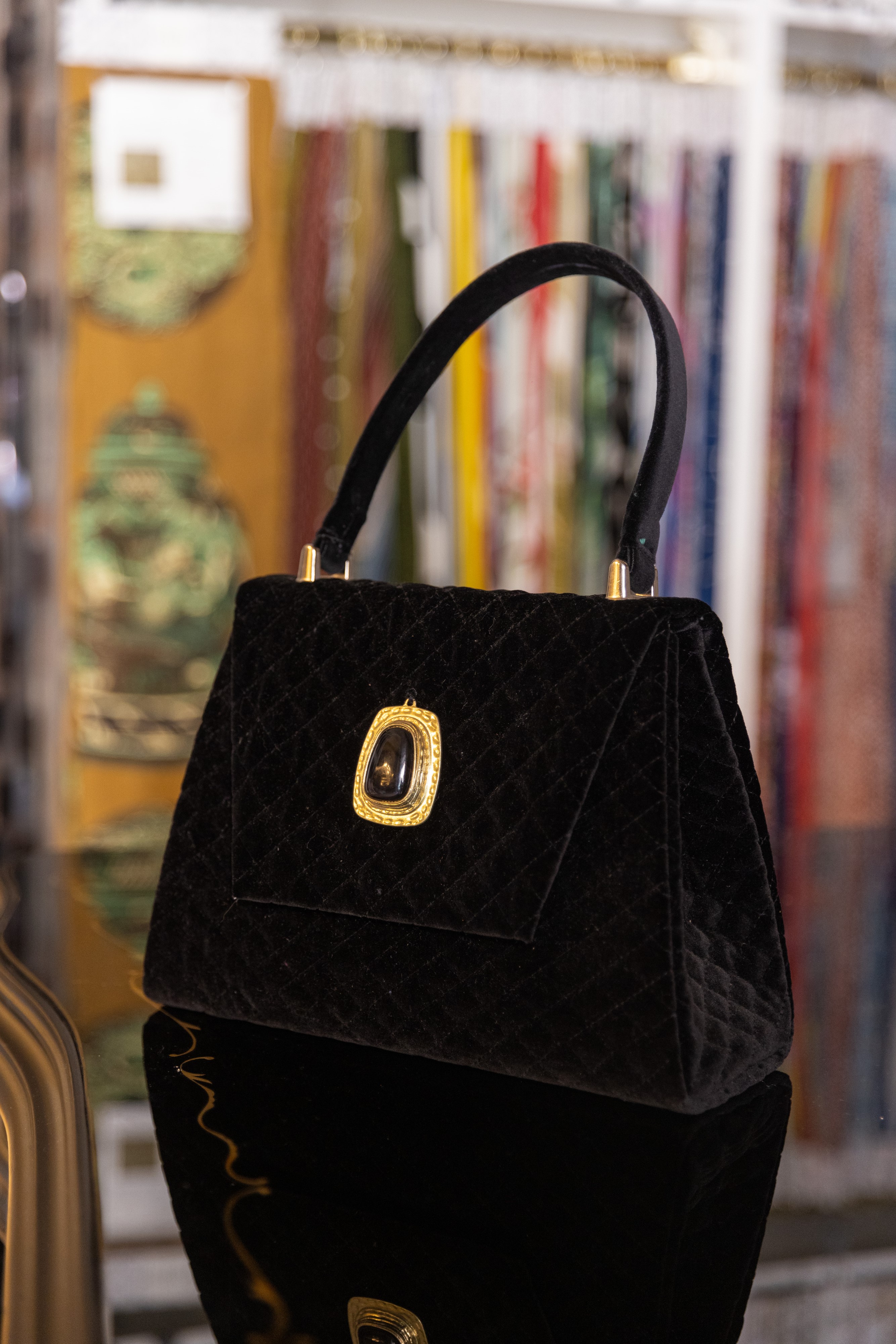 Borsa Lavi Bags realizzata a mano in velluto di cotone trapuntato con gioiello in ottone cromato ...