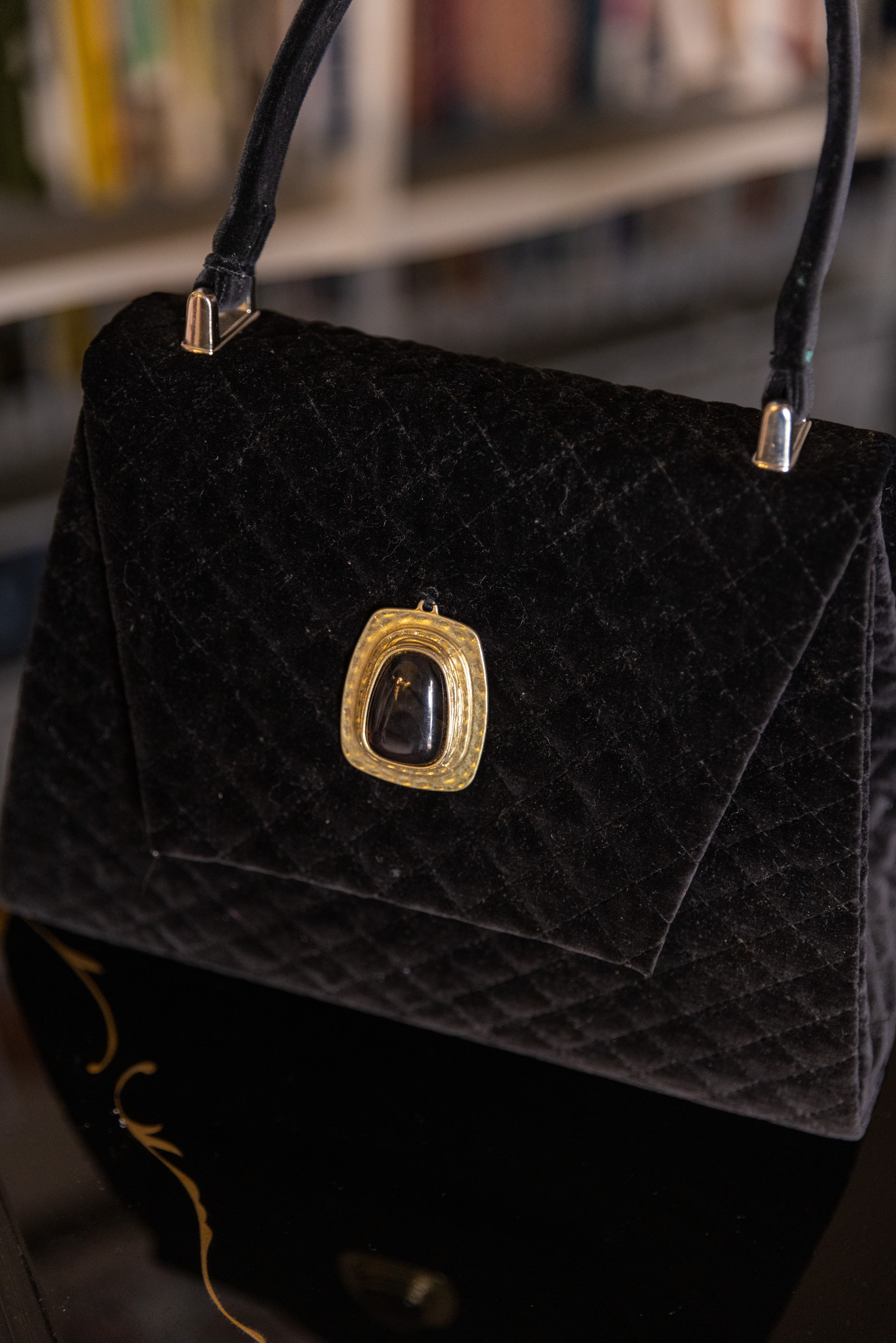 Borsa Lavi Bags realizzata a mano in velluto di cotone trapuntato con gioiello in ottone cromato ...