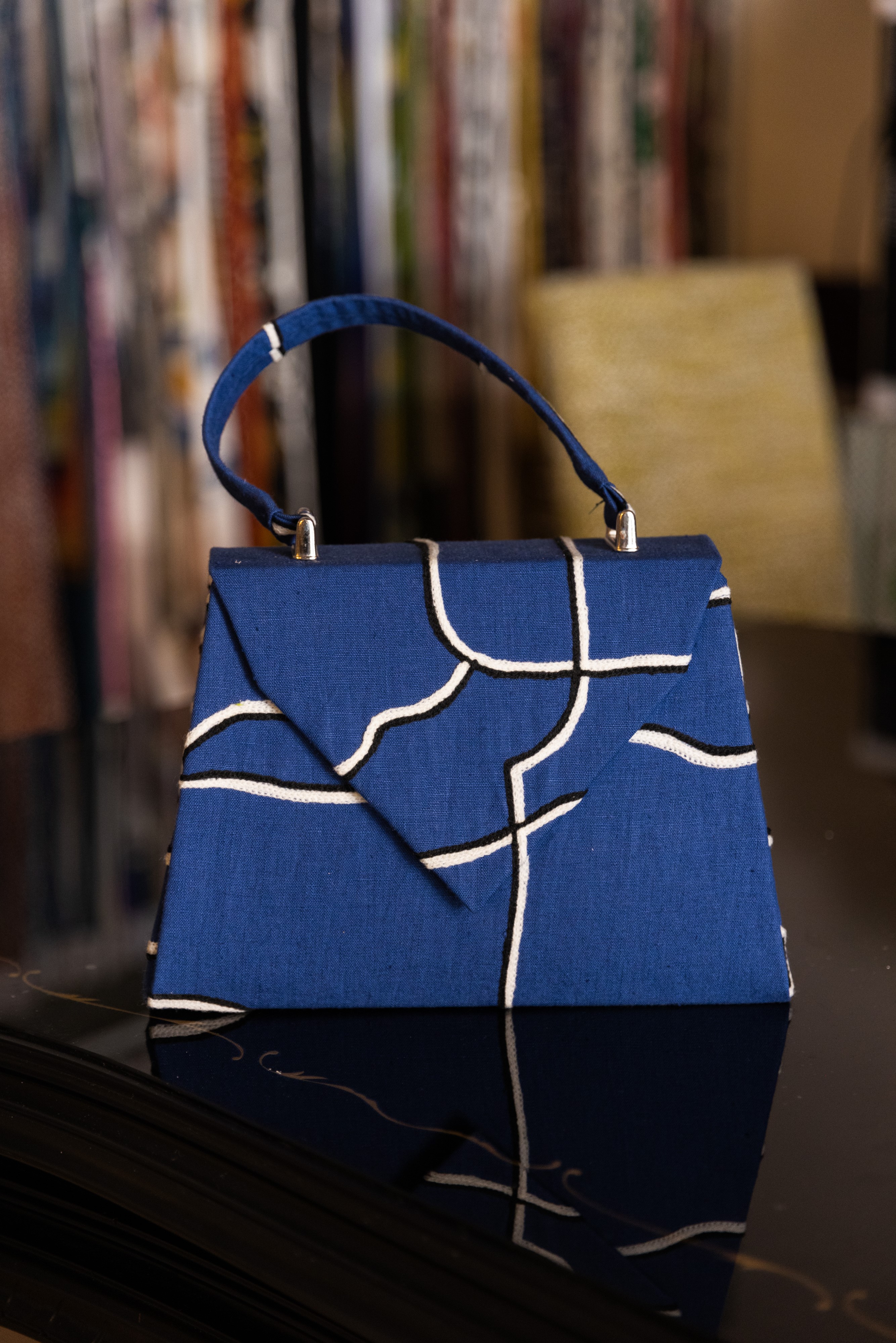 Borsa Lavi Bags realizzata a mano in tessuto di lino ricamato