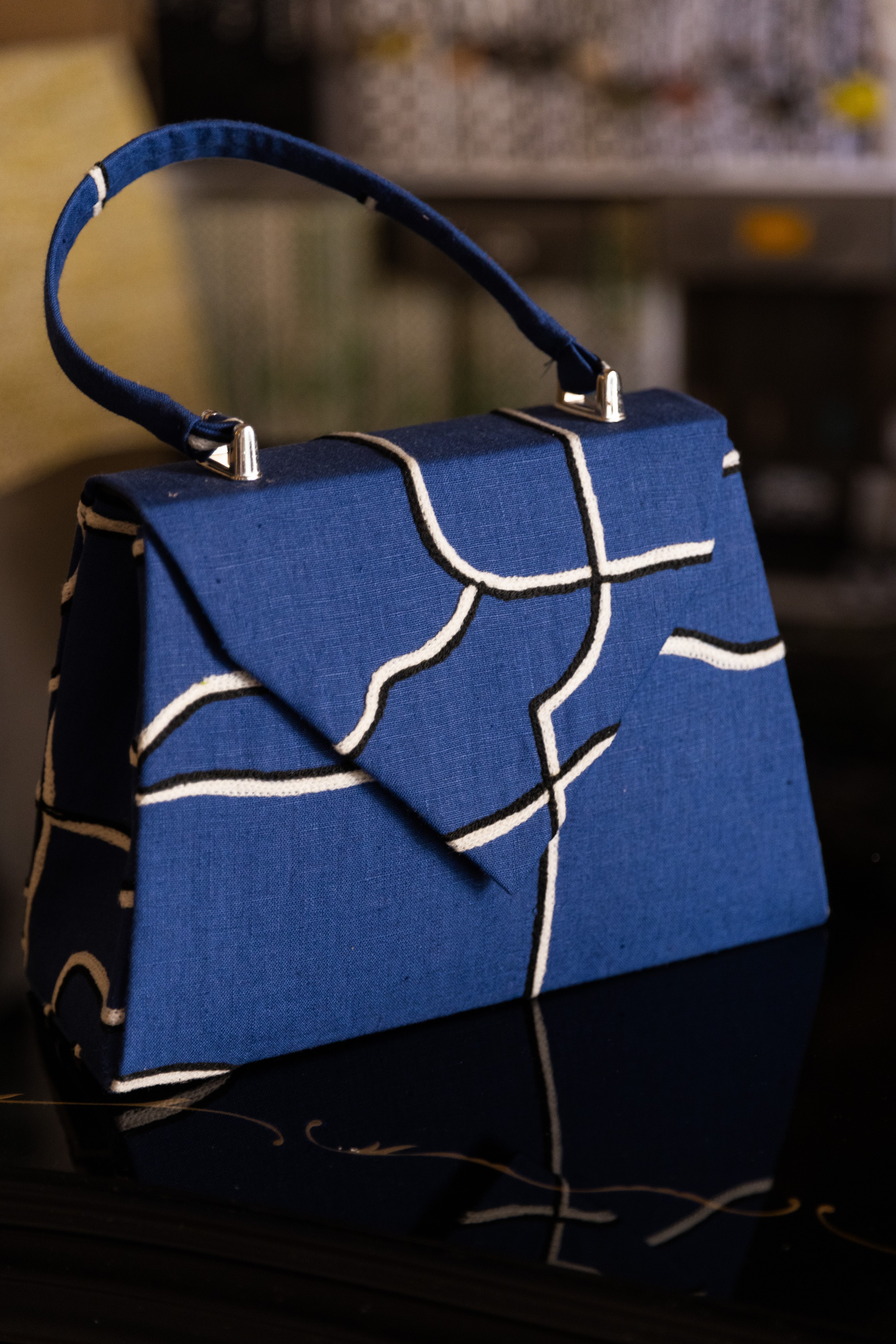 Borsa Lavi Bags realizzata a mano in tessuto di lino ricamato