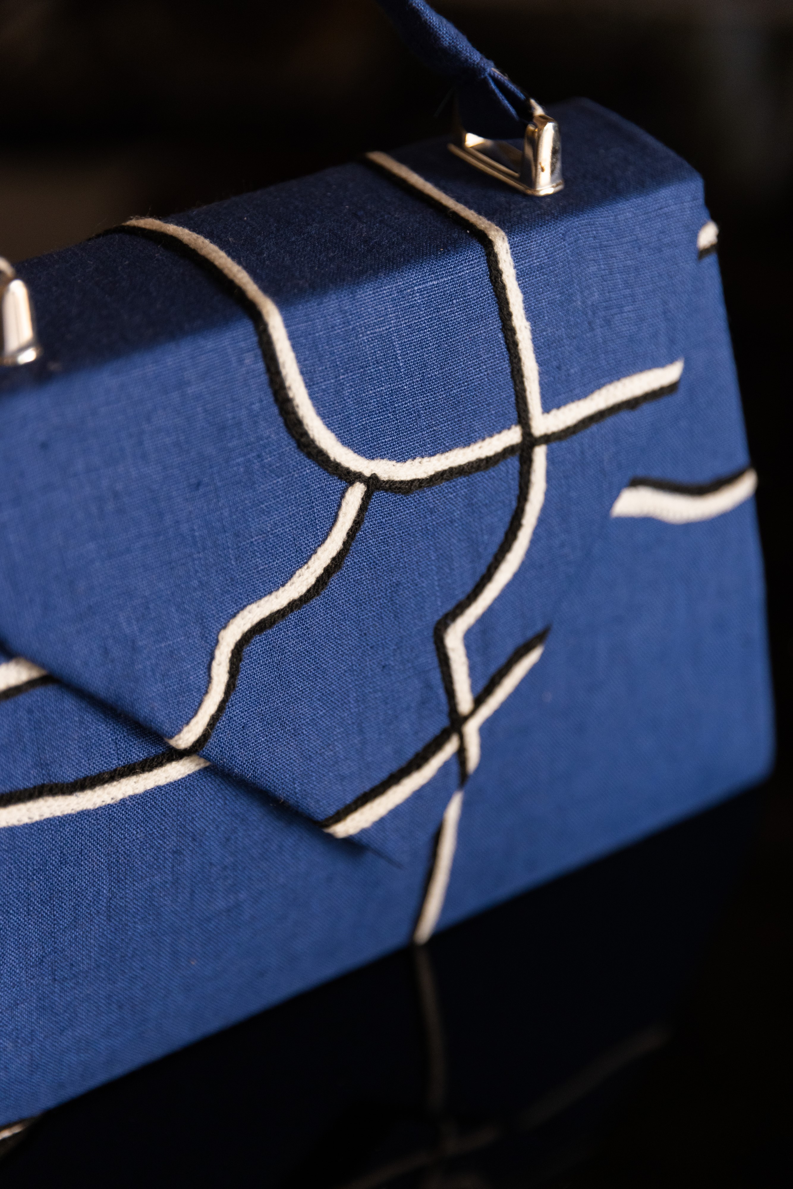 Borsa Lavi Bags realizzata a mano in tessuto di lino ricamato