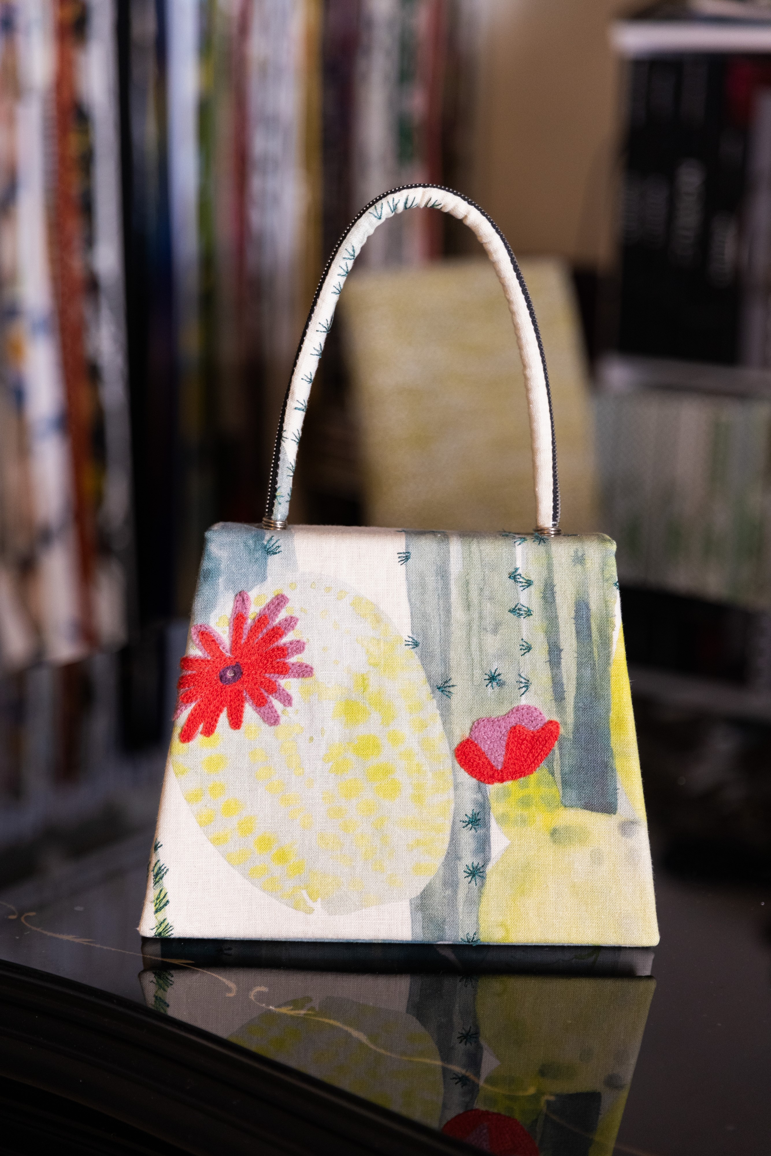 Borsa Lavi Bags realizzata a mano in tessuto di lino ricamato