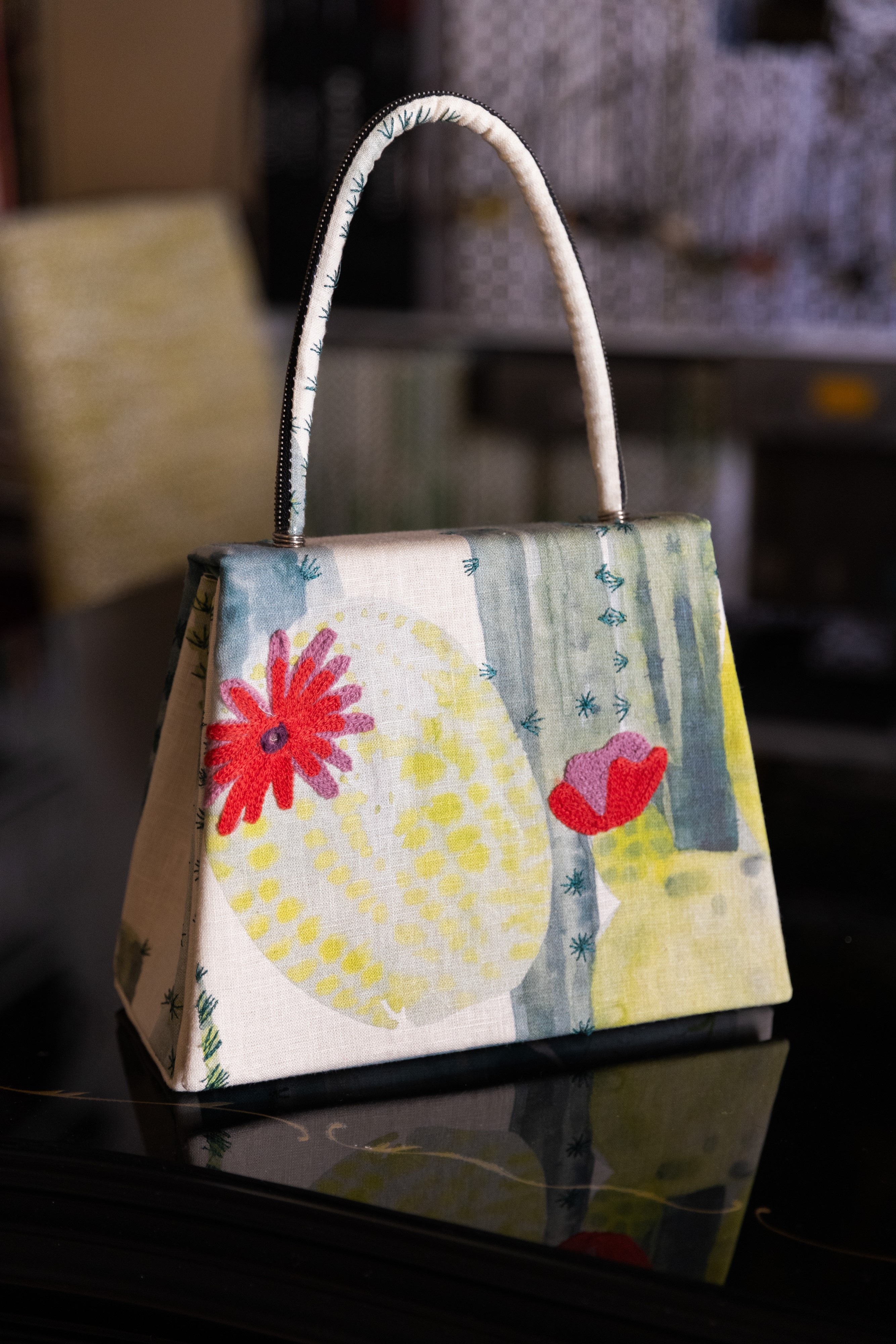 Borsa Lavi Bags realizzata a mano in tessuto di lino ricamato