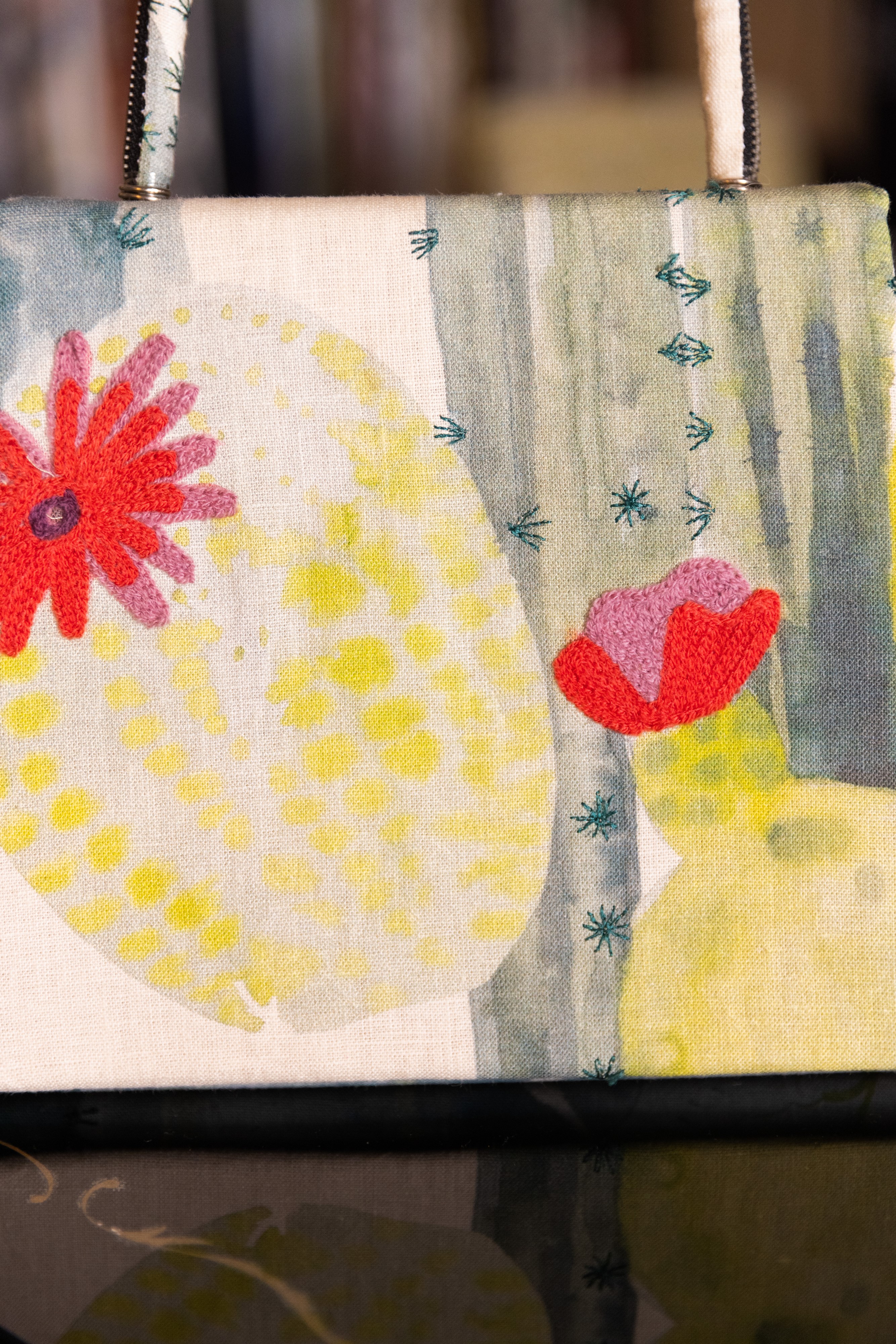 Borsa Lavi Bags realizzata a mano in tessuto di lino ricamato