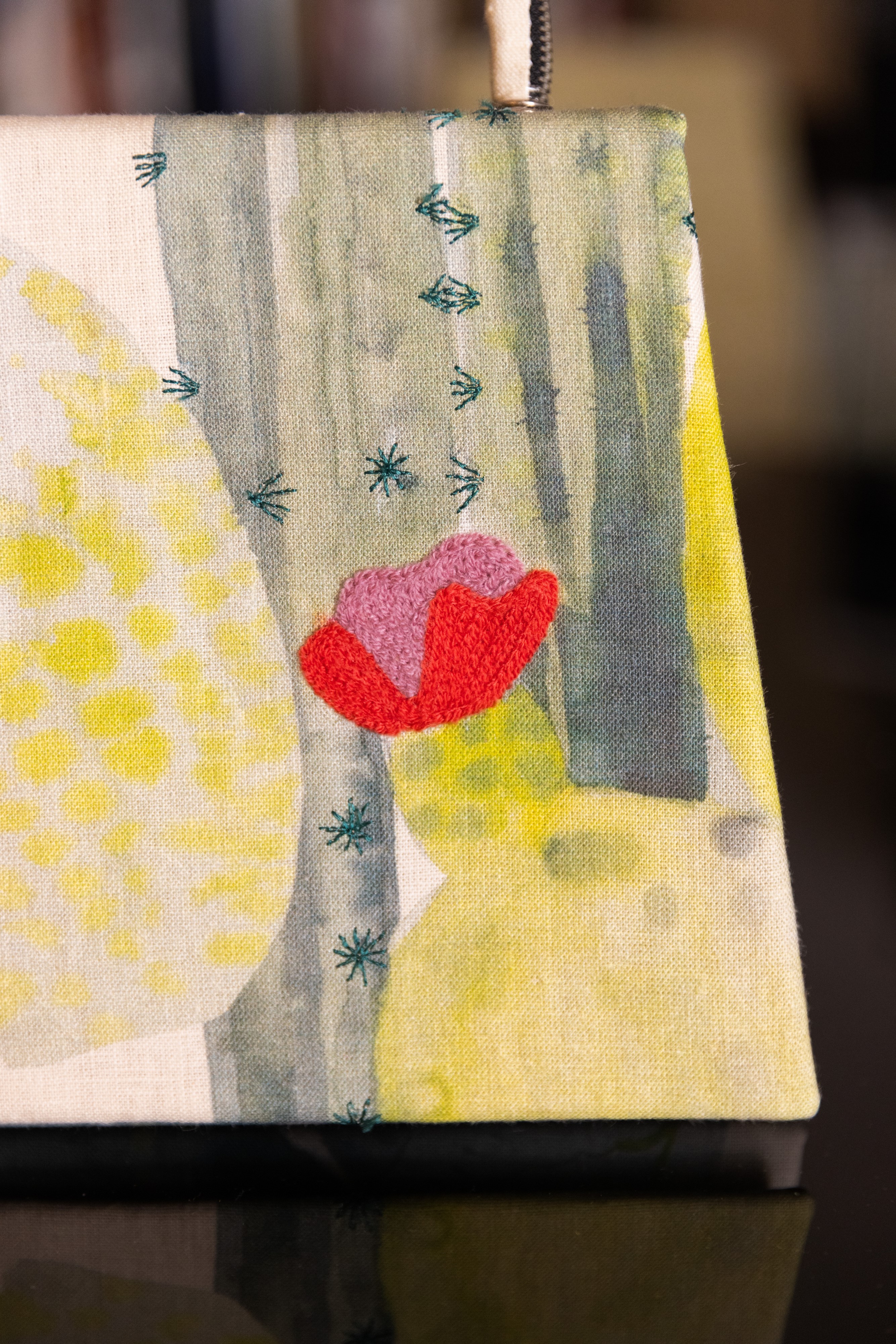 Borsa Lavi Bags realizzata a mano in tessuto di lino ricamato