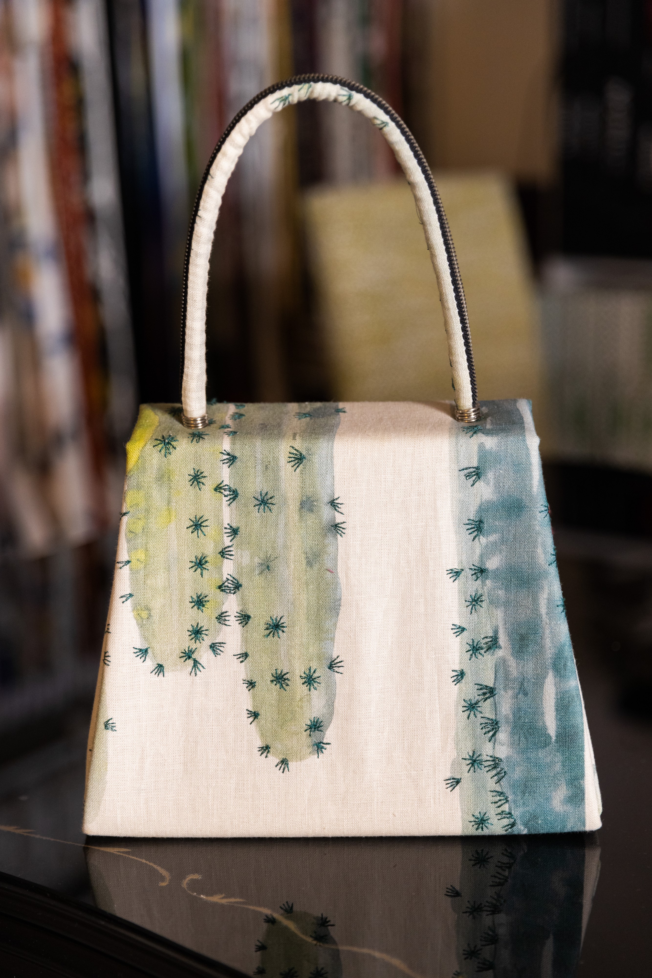 Borsa Lavi Bags realizzata a mano in tessuto di lino ricamato