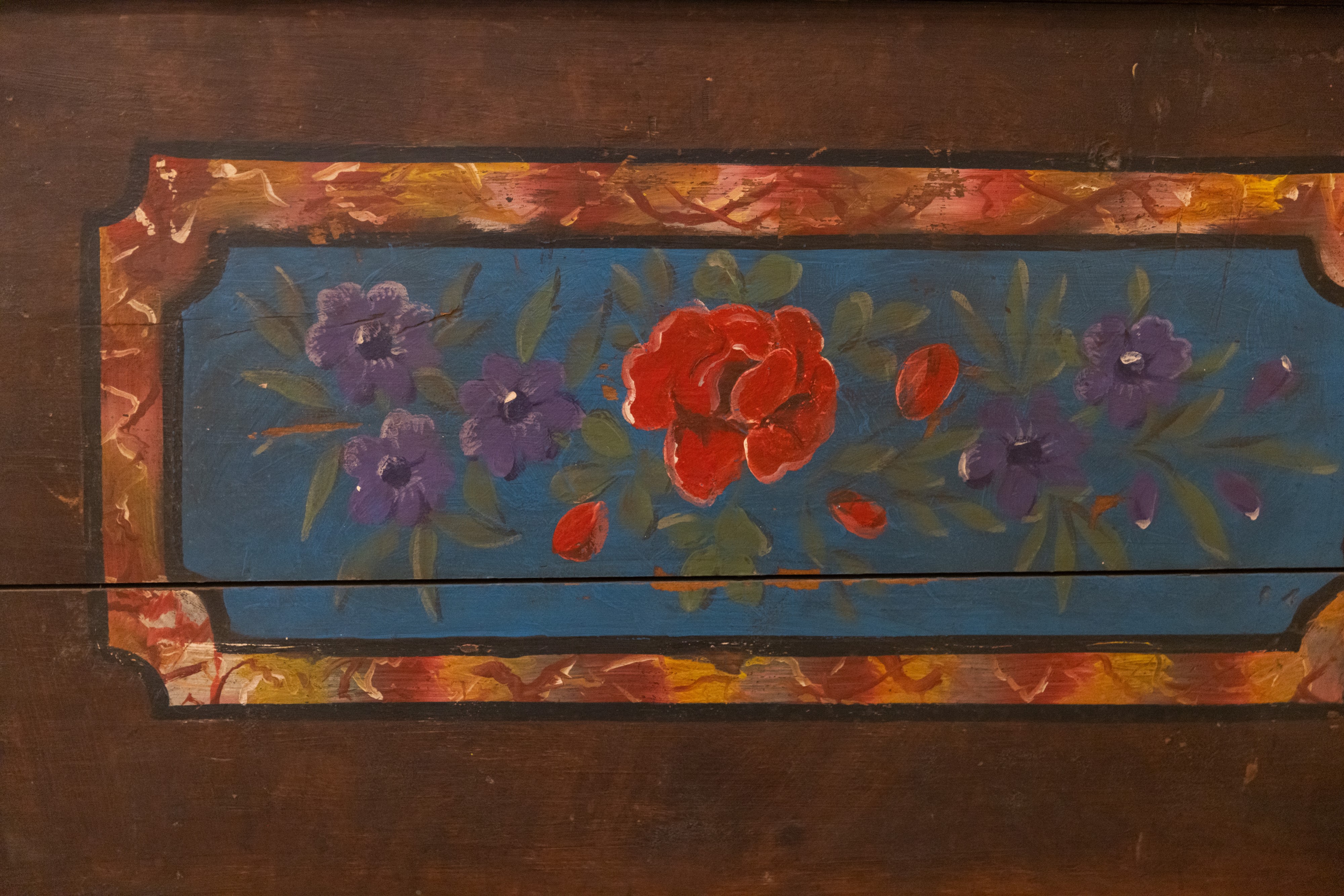 Letto in legno dipinto