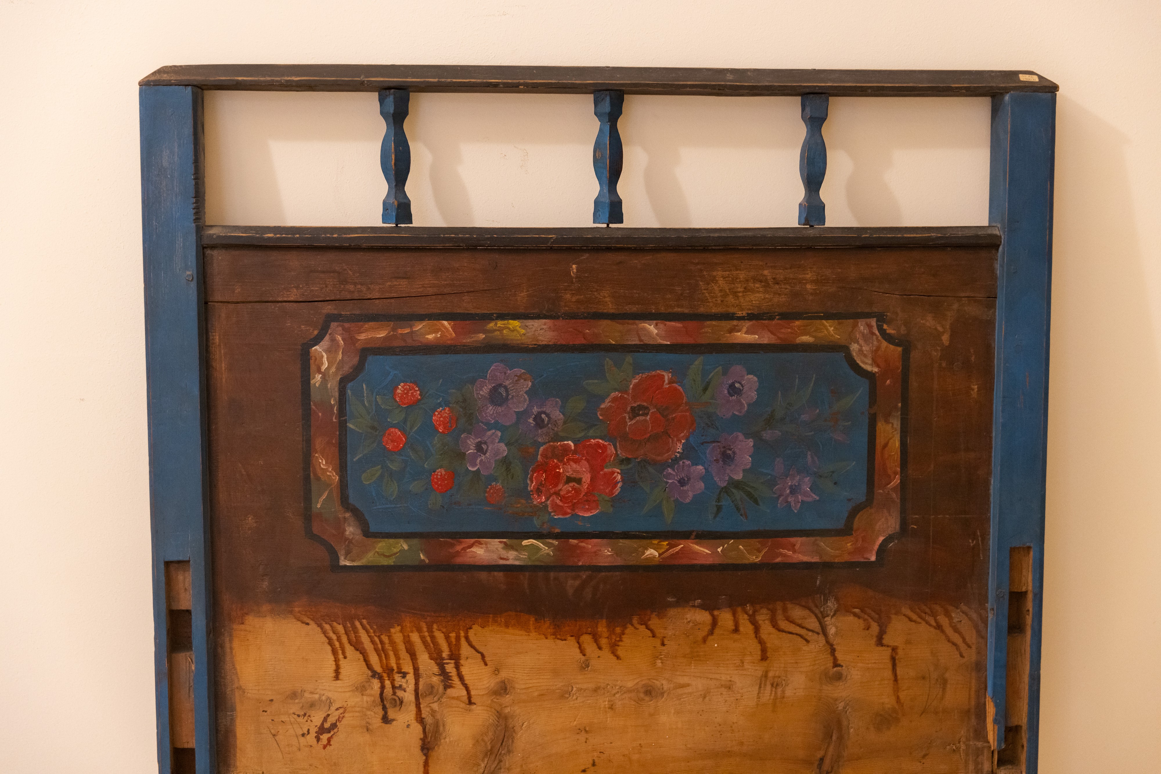 Letto in legno dipinto