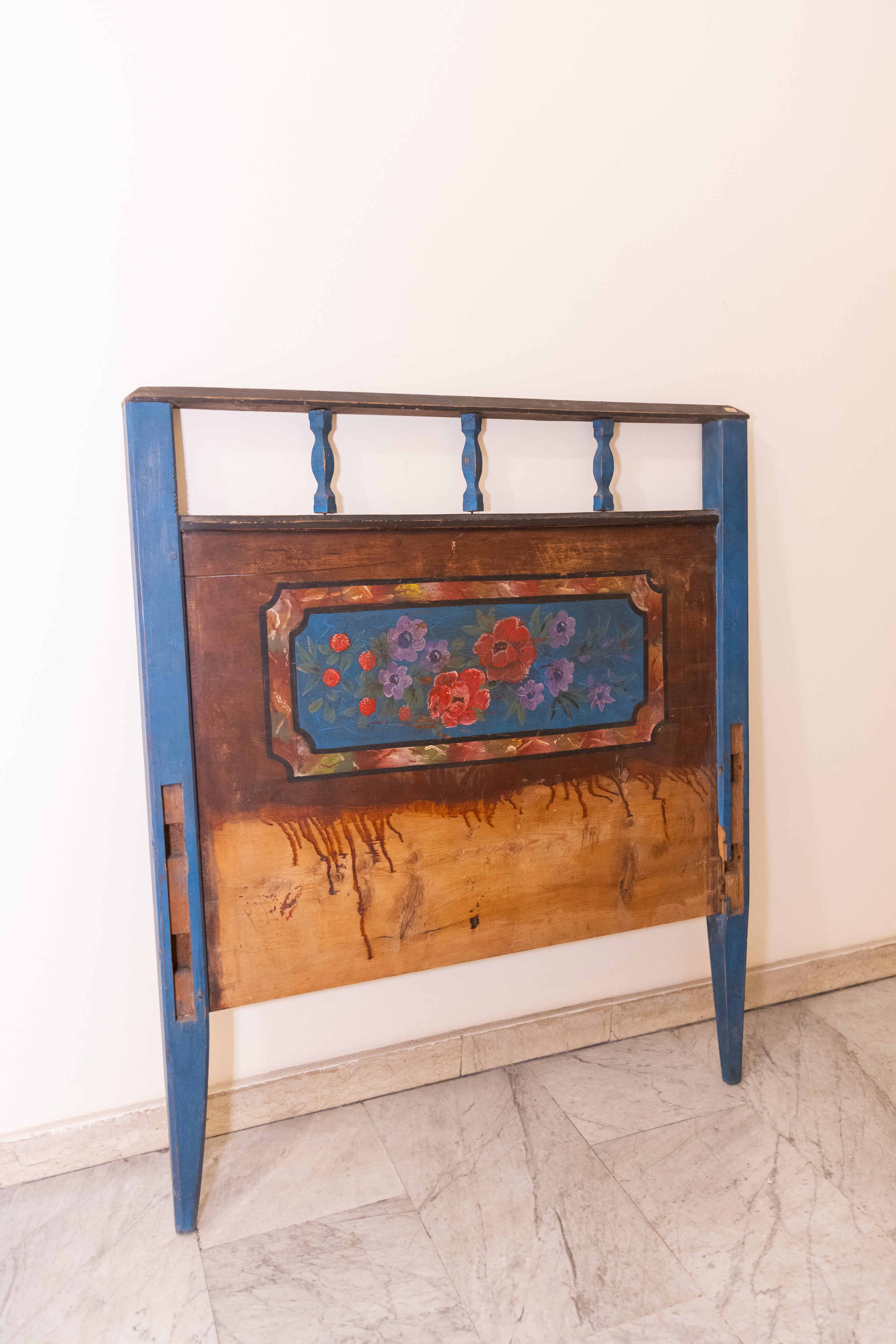 Letto in legno dipinto