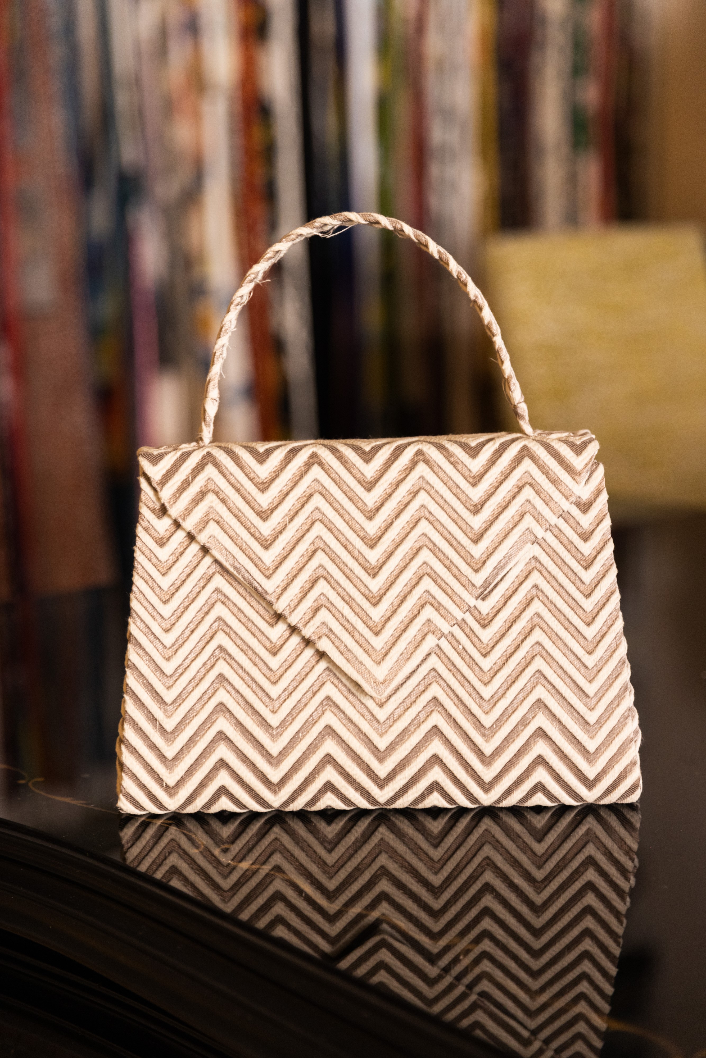 Borsa Lavi Bags realizzata a mano in tessuto ricamato in rilievo