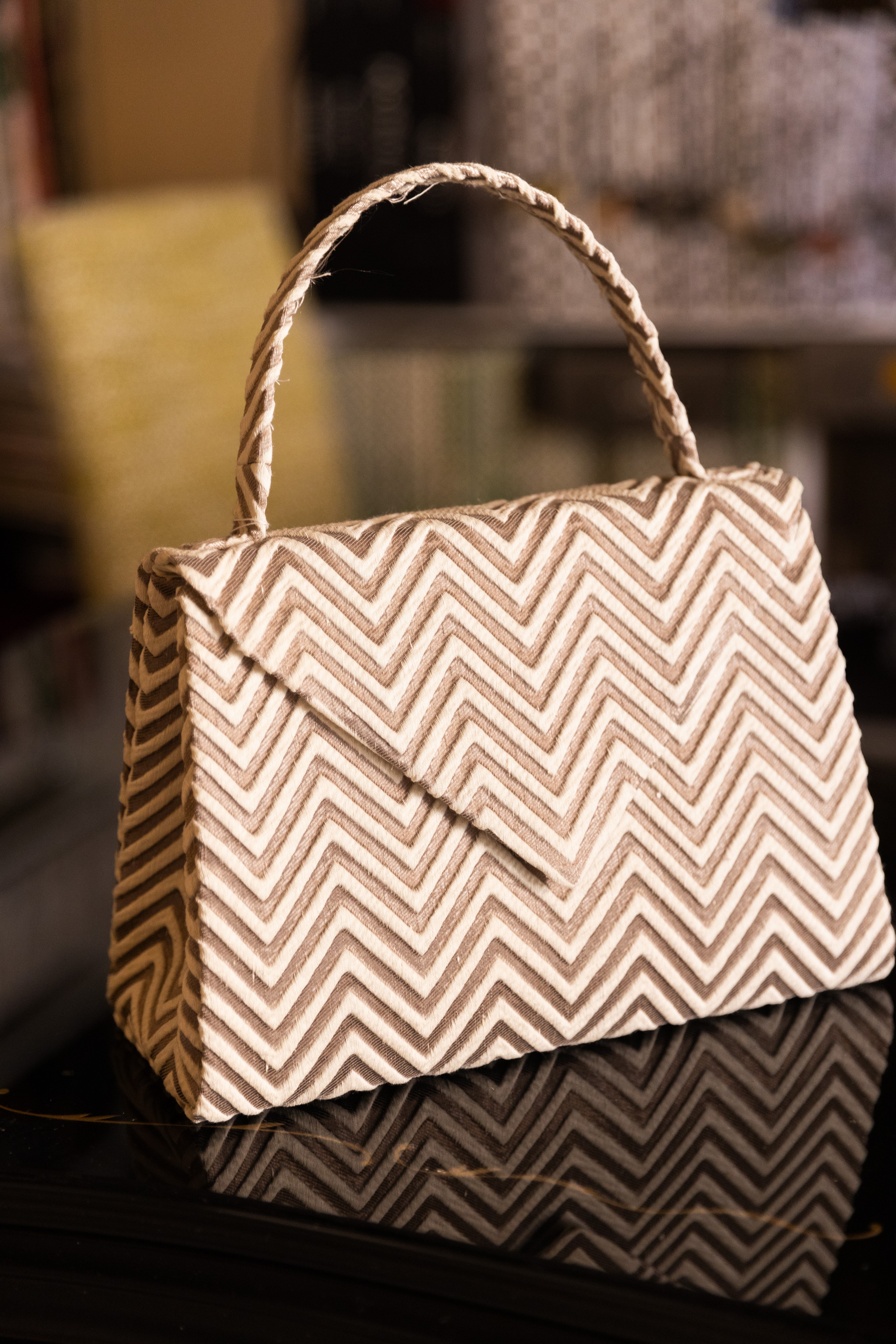 Borsa Lavi Bags realizzata a mano in tessuto ricamato in rilievo