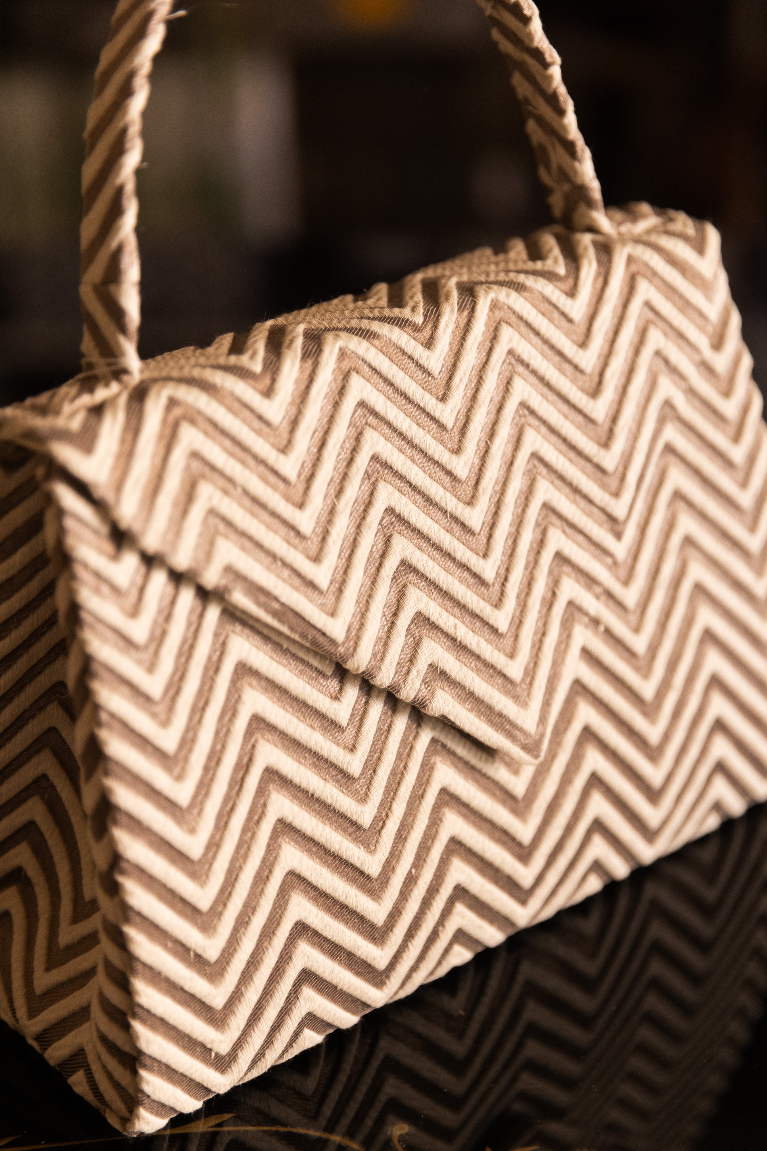 Borsa Lavi Bags realizzata a mano in tessuto ricamato in rilievo