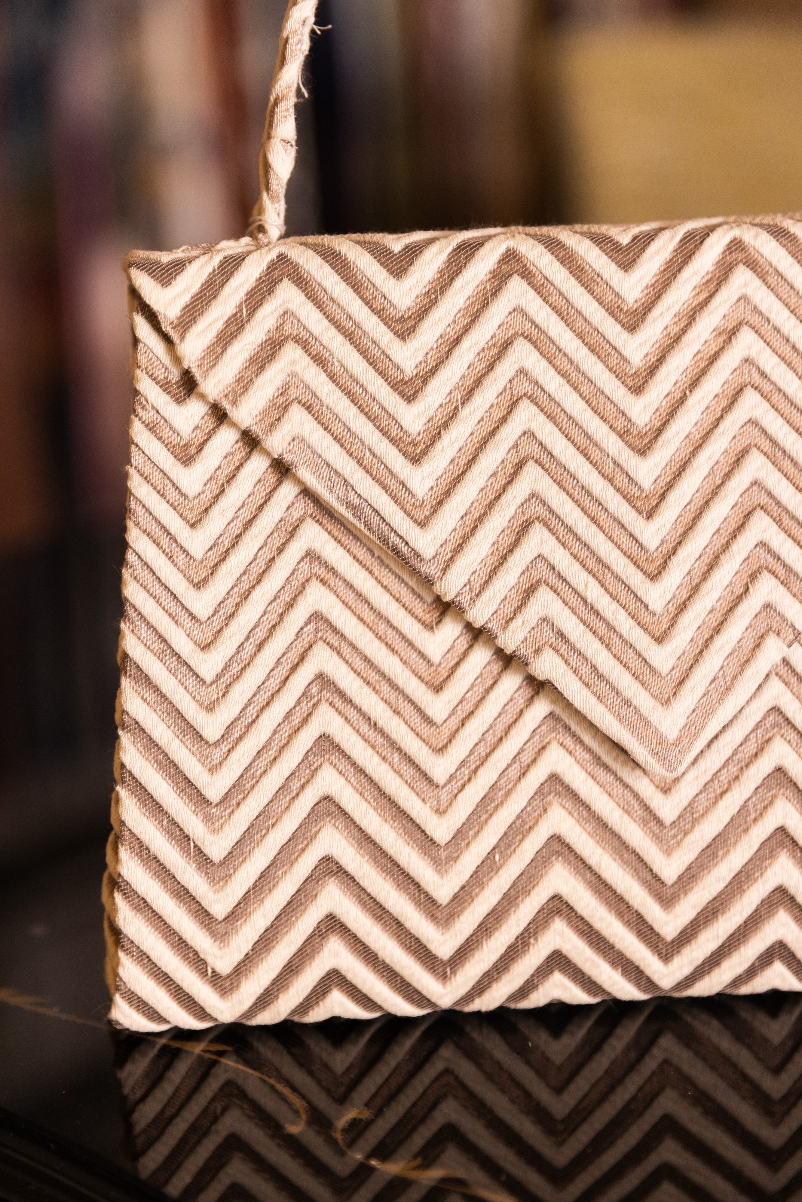 Borsa Lavi Bags realizzata a mano in tessuto ricamato in rilievo