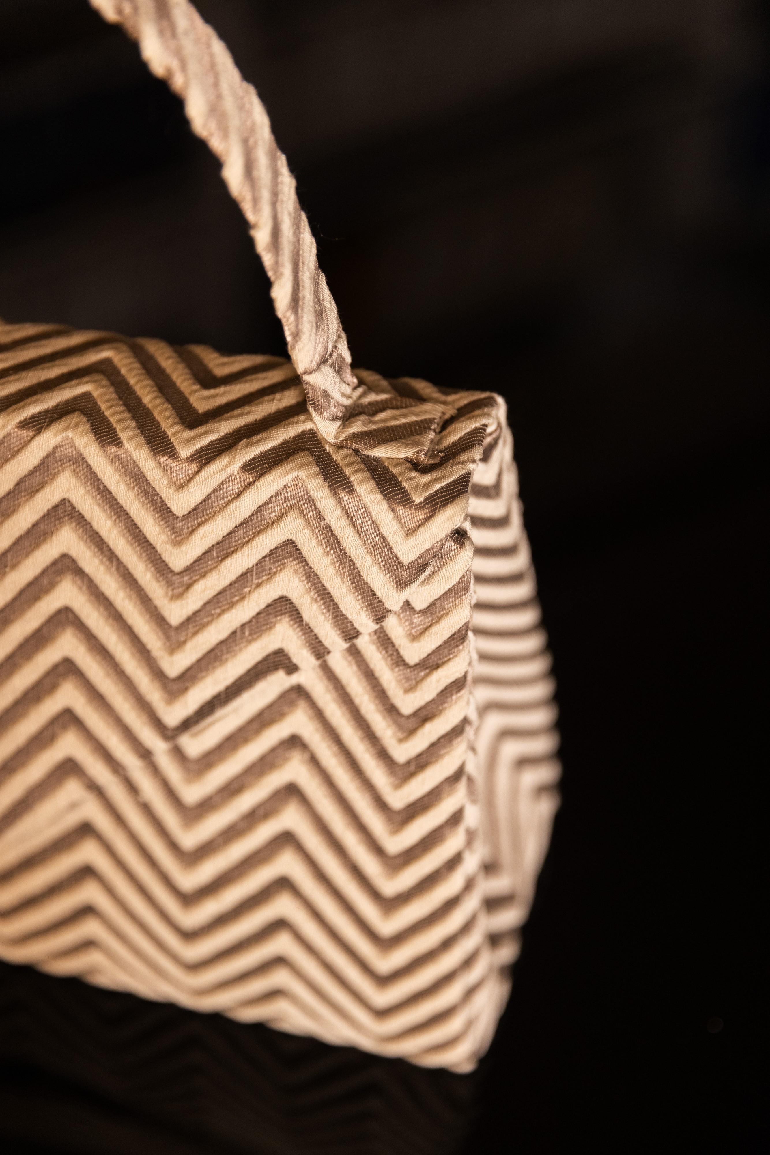 Borsa Lavi Bags realizzata a mano in tessuto ricamato in rilievo