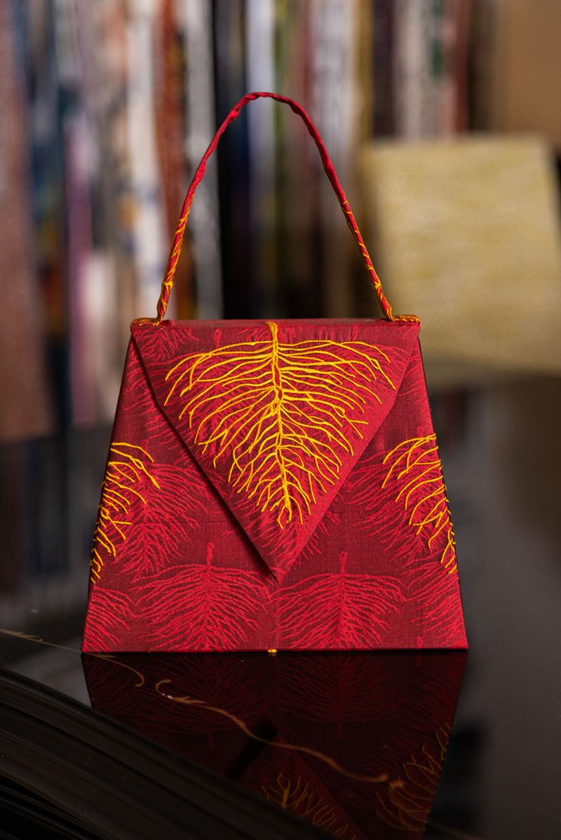 Borsa Lavi Bags realizzata a mano in seta viscosa ricamata
