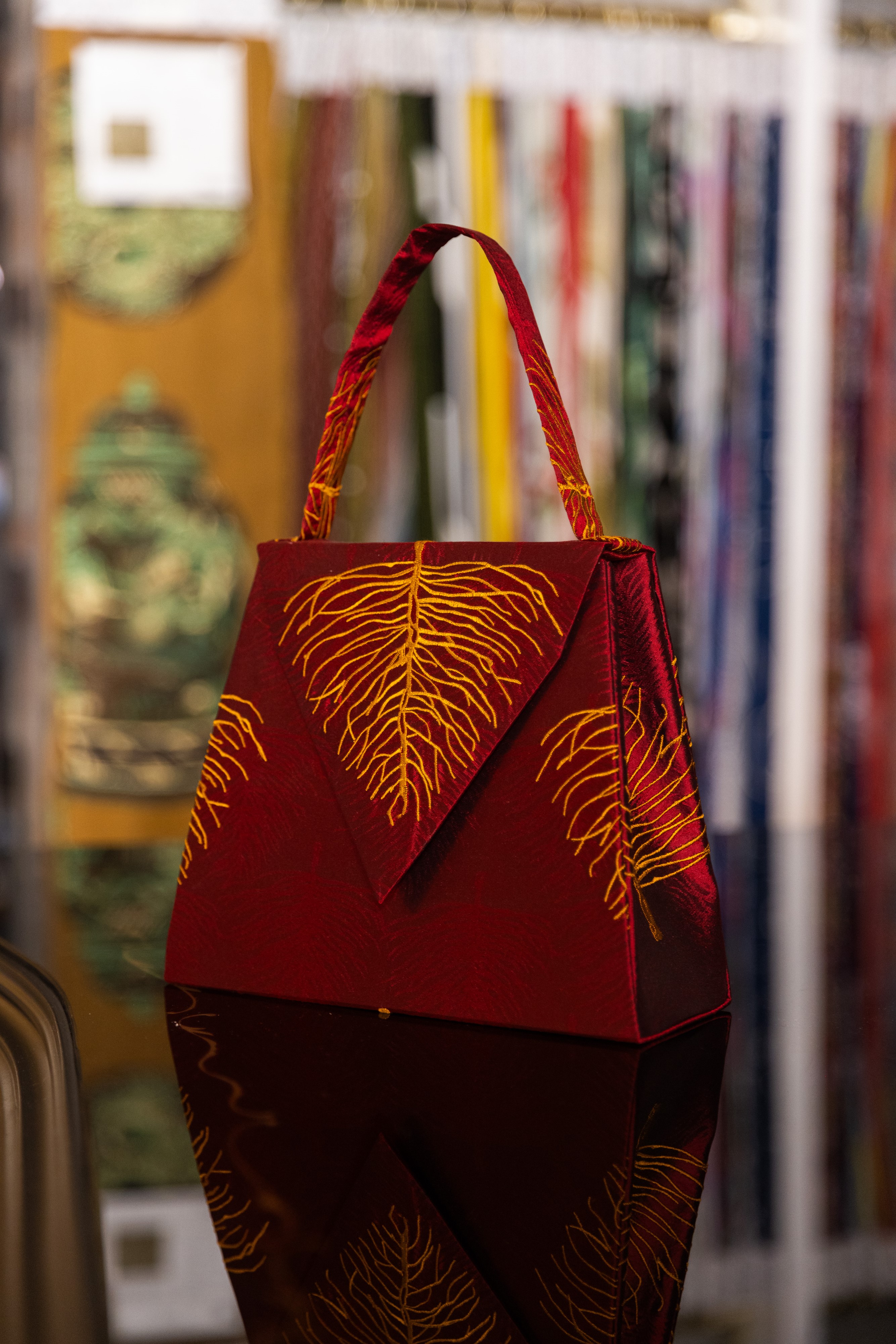 Borsa Lavi Bags realizzata a mano in seta viscosa ricamata