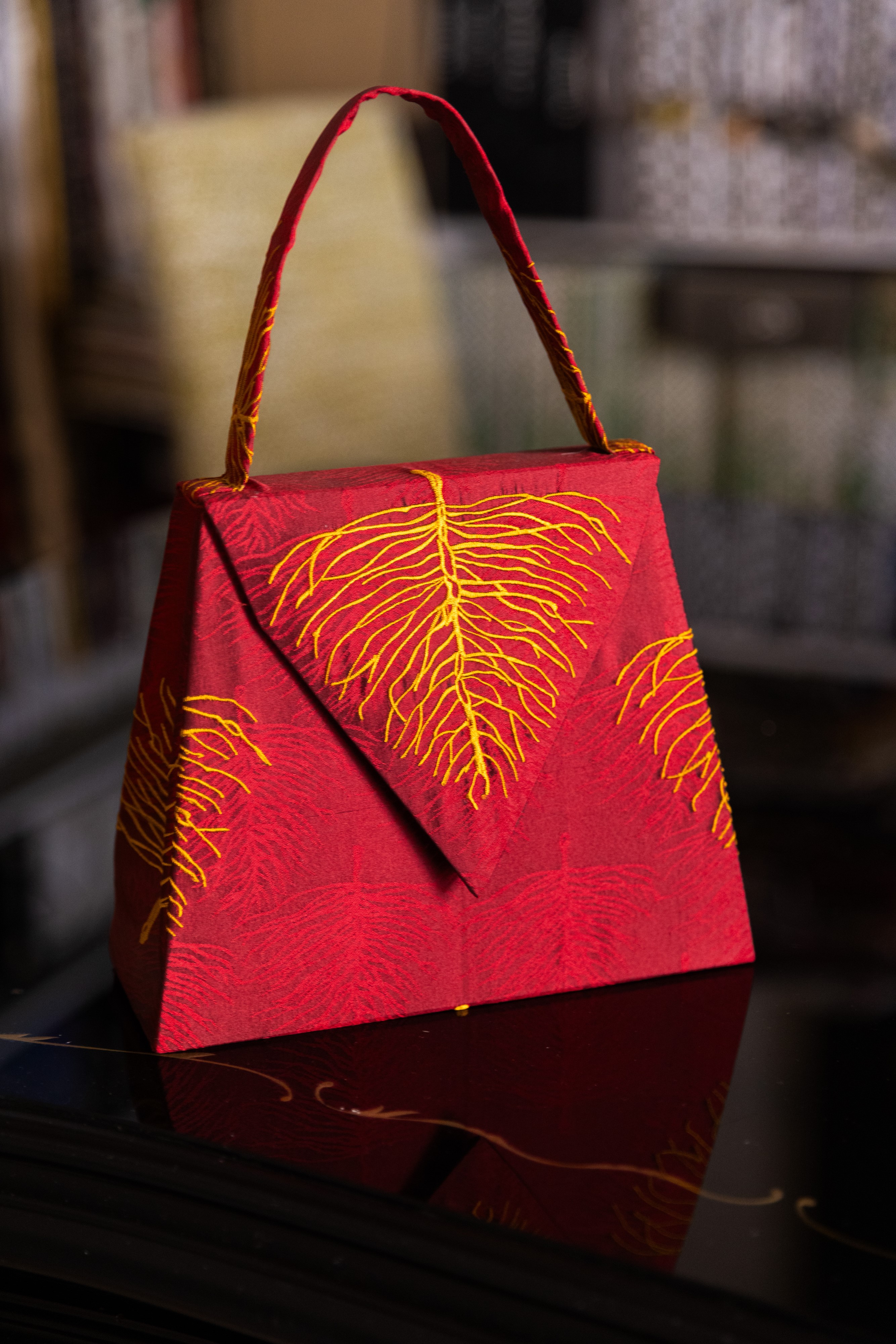 Borsa Lavi Bags realizzata a mano in seta viscosa ricamata