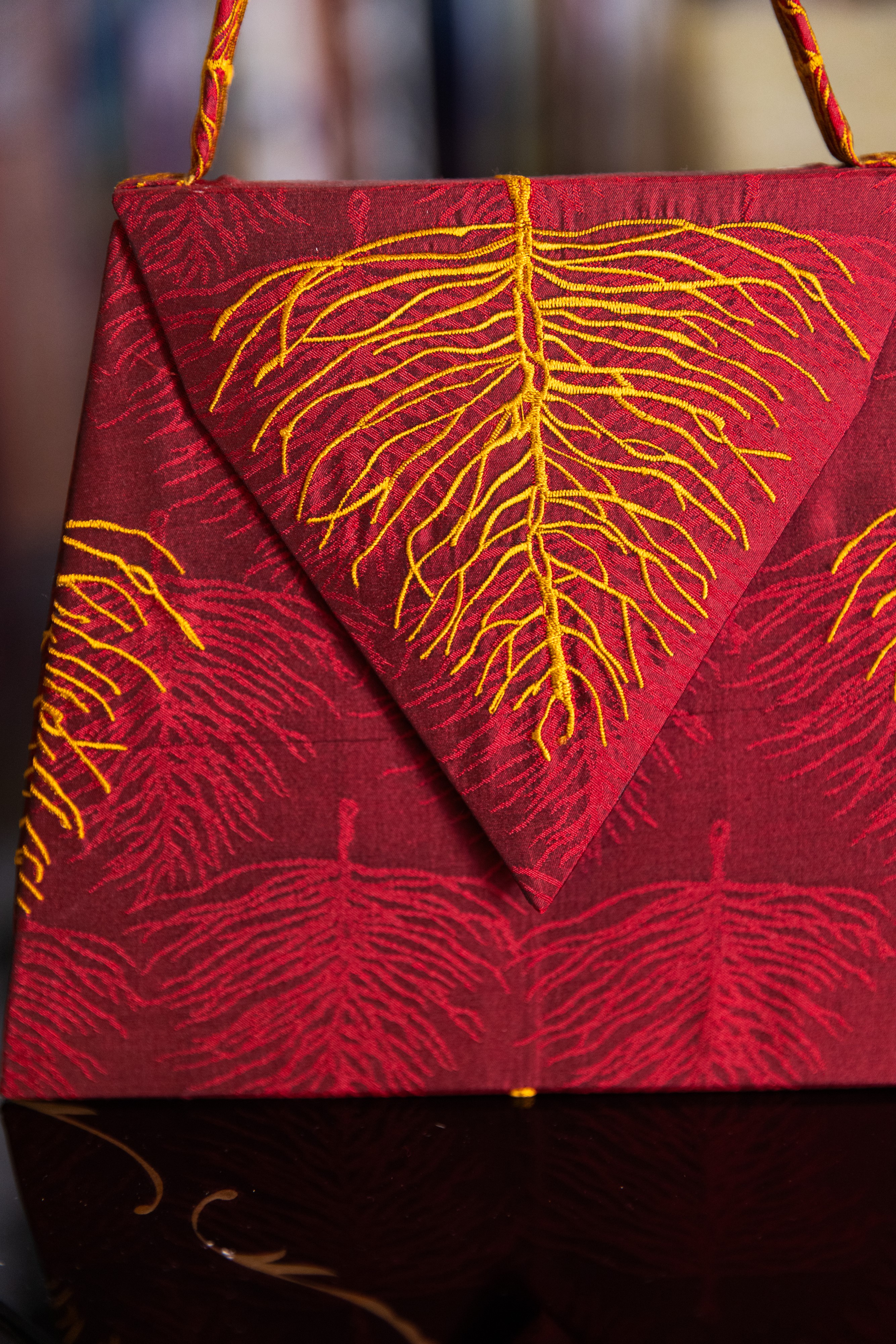 Borsa Lavi Bags realizzata a mano in seta viscosa ricamata