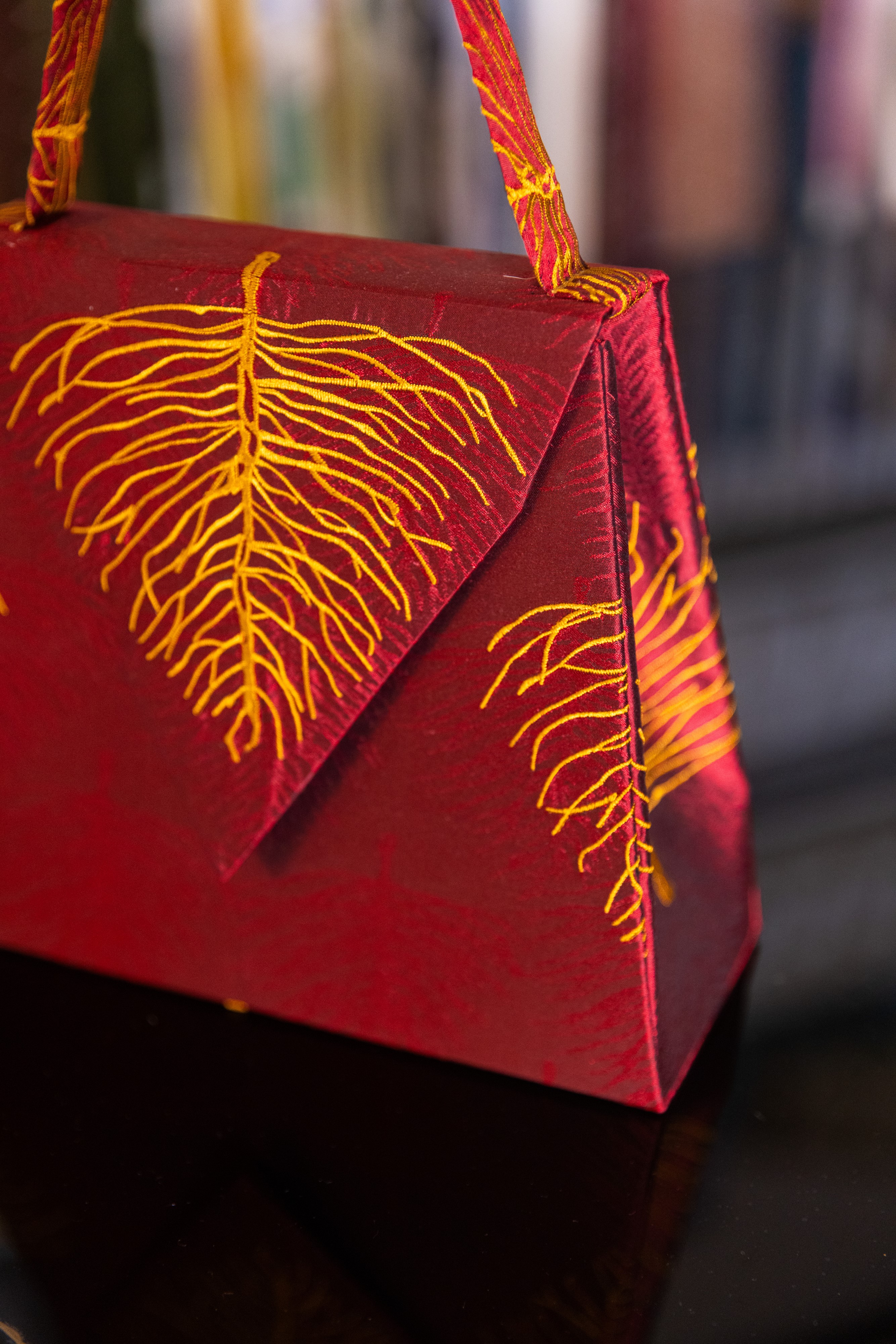 Borsa Lavi Bags realizzata a mano in seta viscosa ricamata