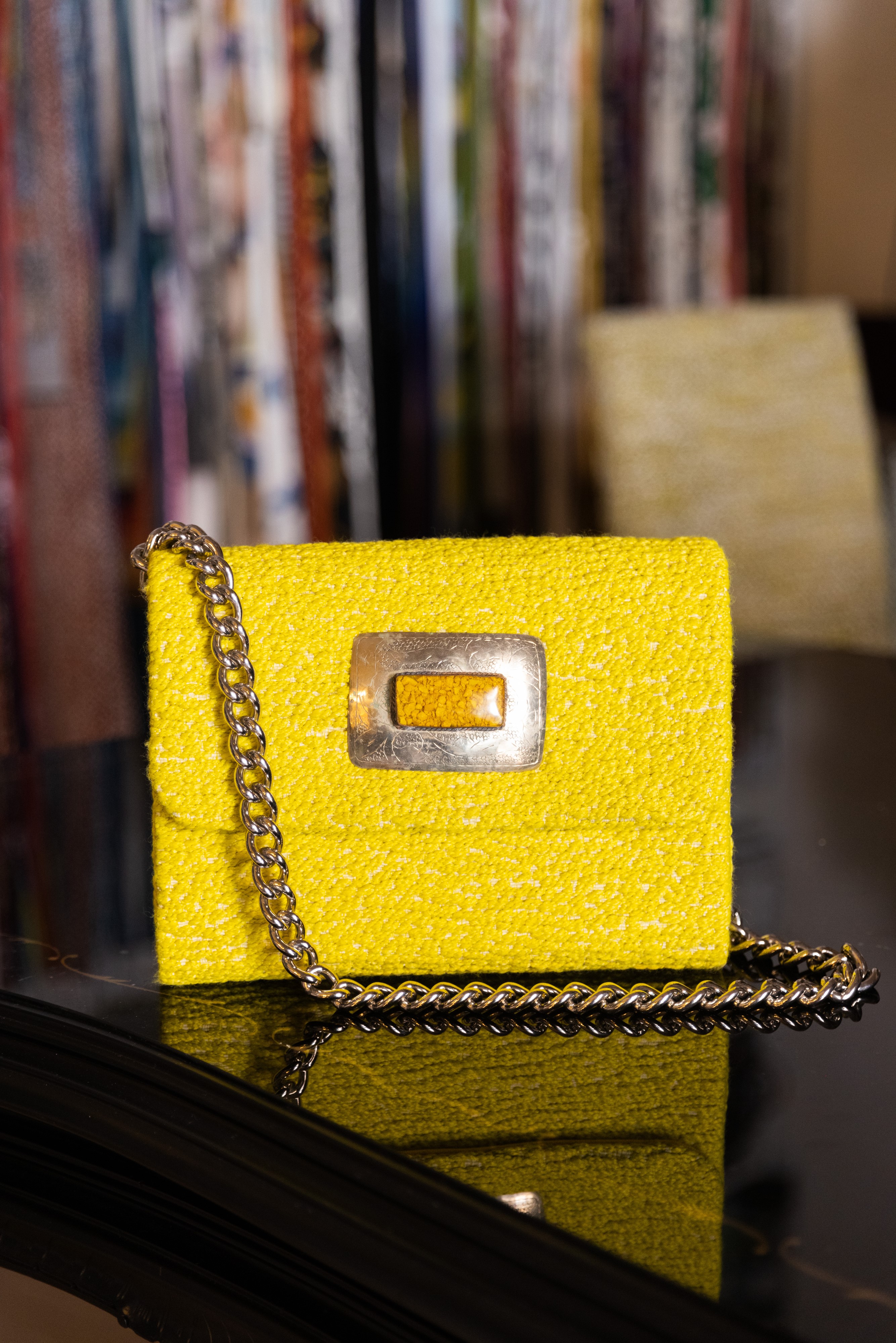 Borsa Lavi Bags realizzata a mano in tessuto bouclé di poliestere e cotone con gioiello in ottone...