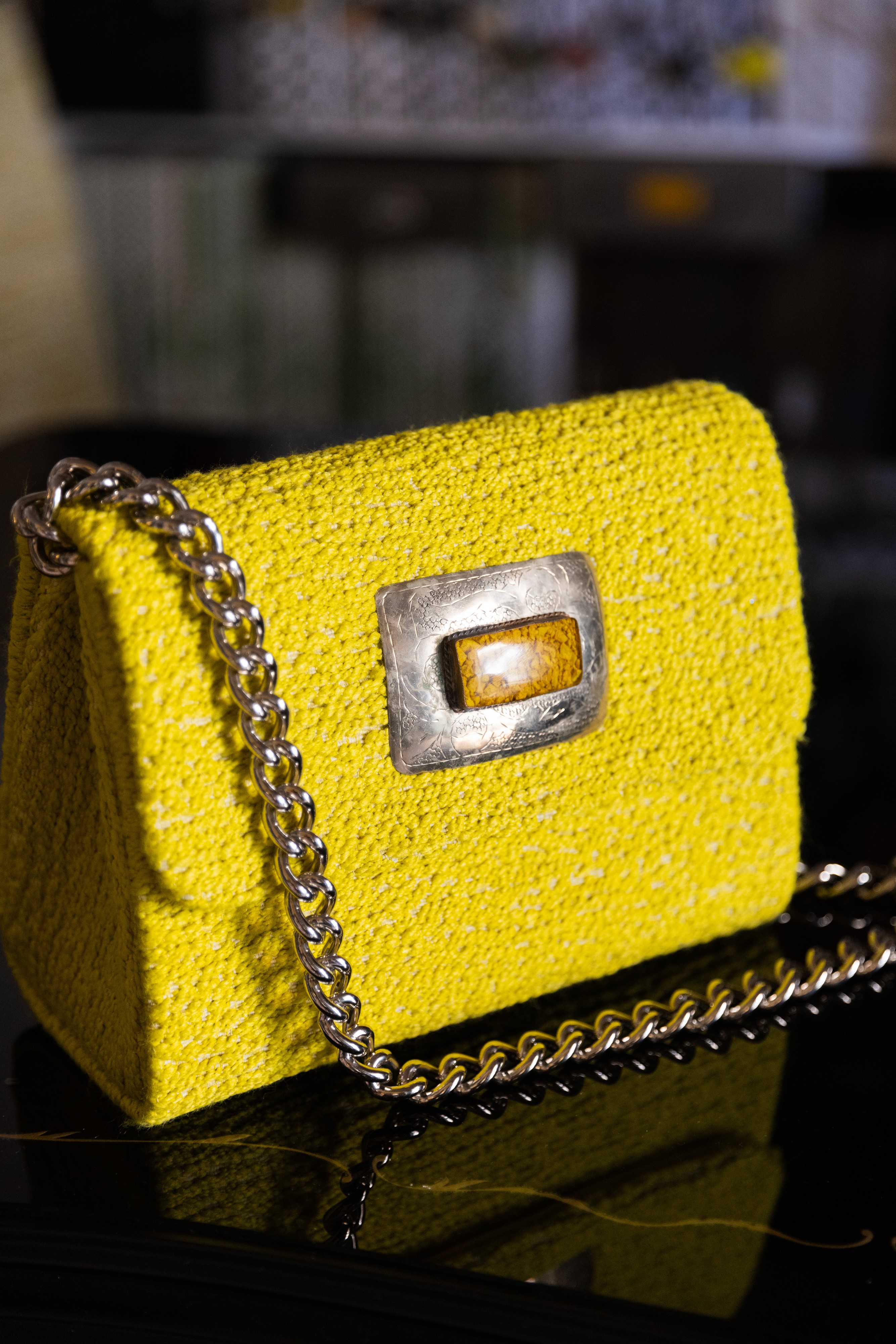 Borsa Lavi Bags realizzata a mano in tessuto bouclé di poliestere e cotone con gioiello in ottone...