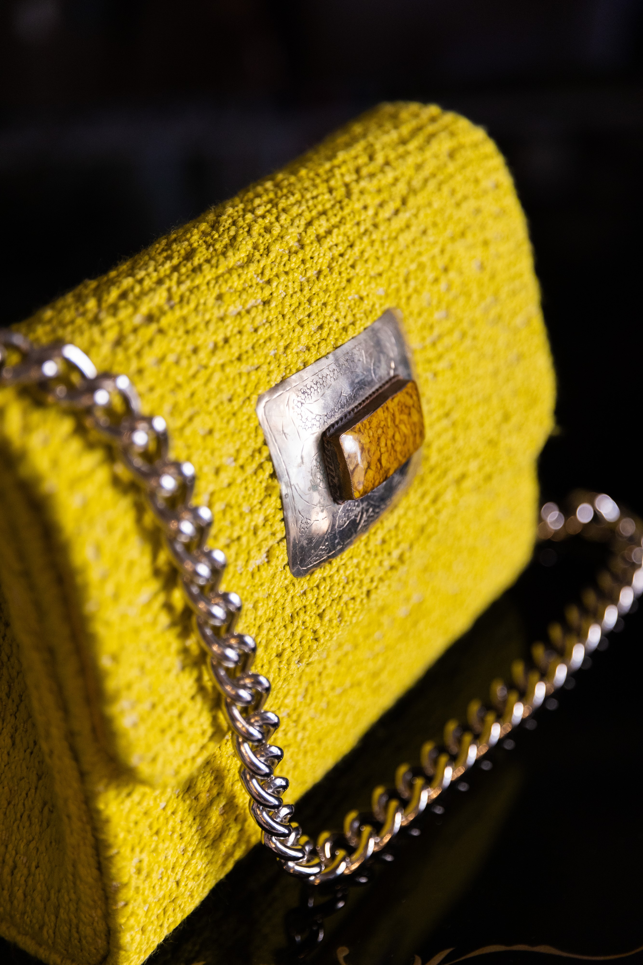 Borsa Lavi Bags realizzata a mano in tessuto bouclé di poliestere e cotone con gioiello in ottone...