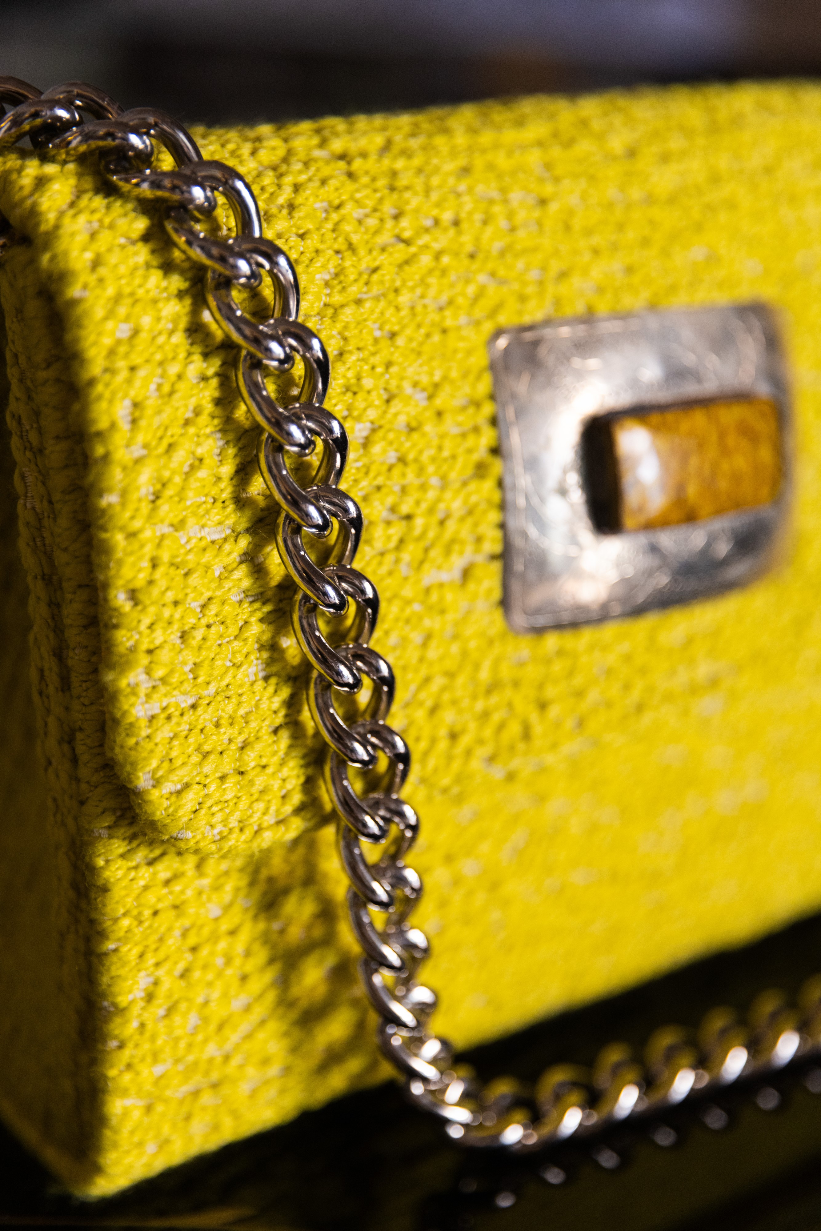 Borsa Lavi Bags realizzata a mano in tessuto bouclé di poliestere e cotone con gioiello in ottone...