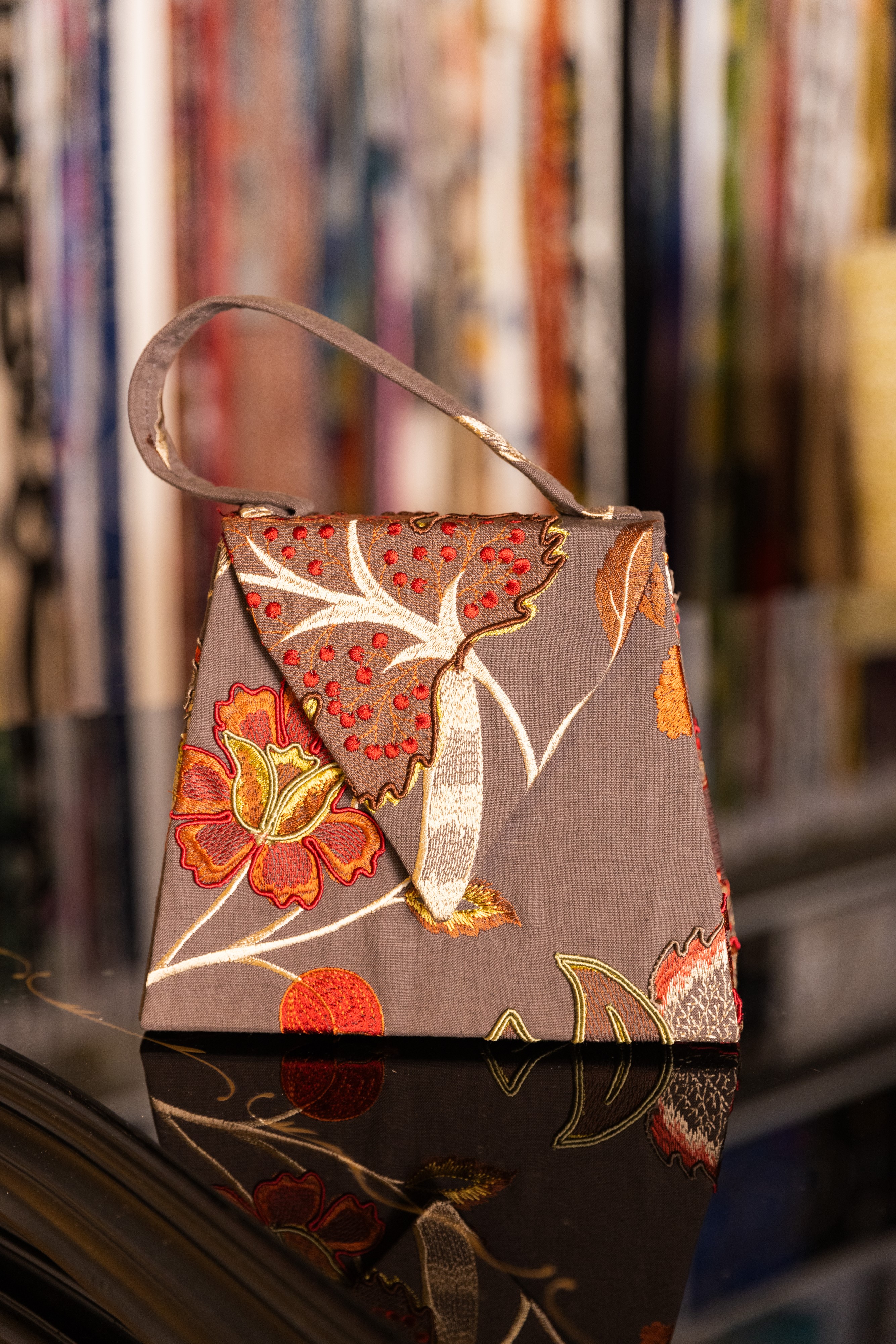 Borsa Lavi Bags realizzata a mano in lino ricamato