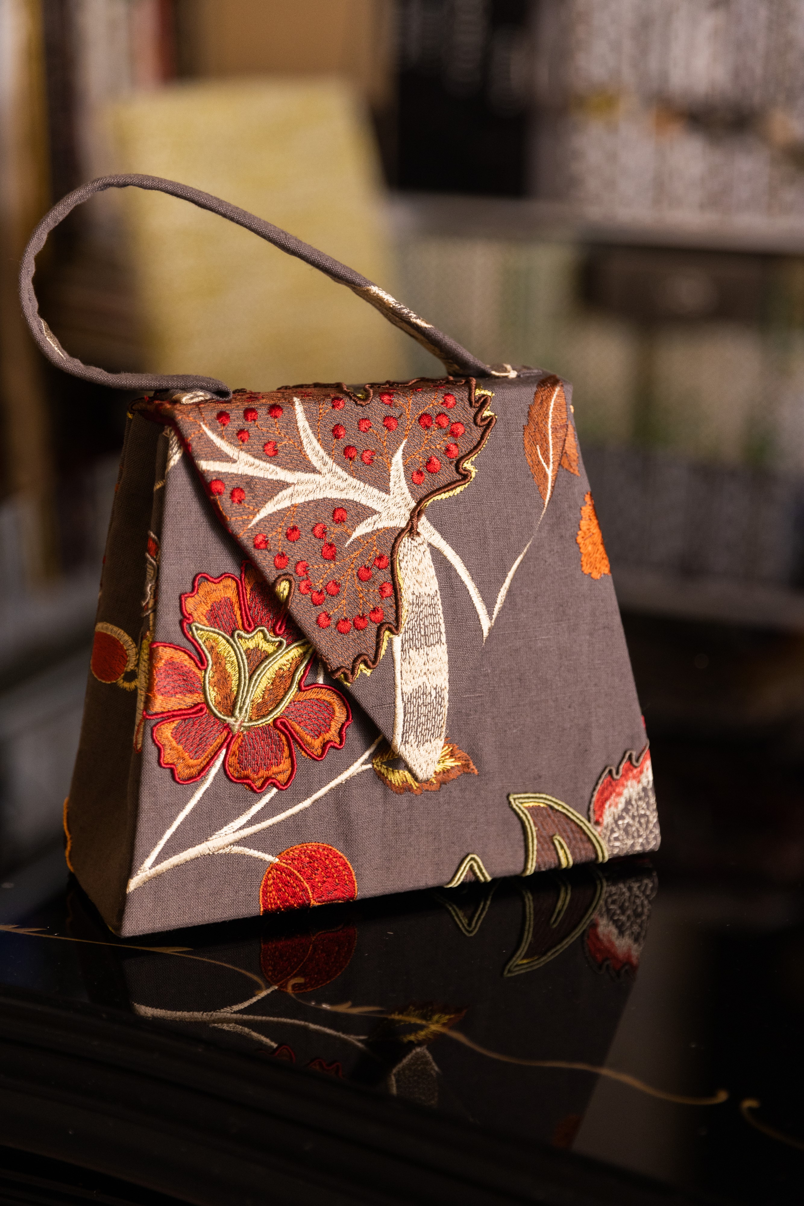 Borsa Lavi Bags realizzata a mano in lino ricamato