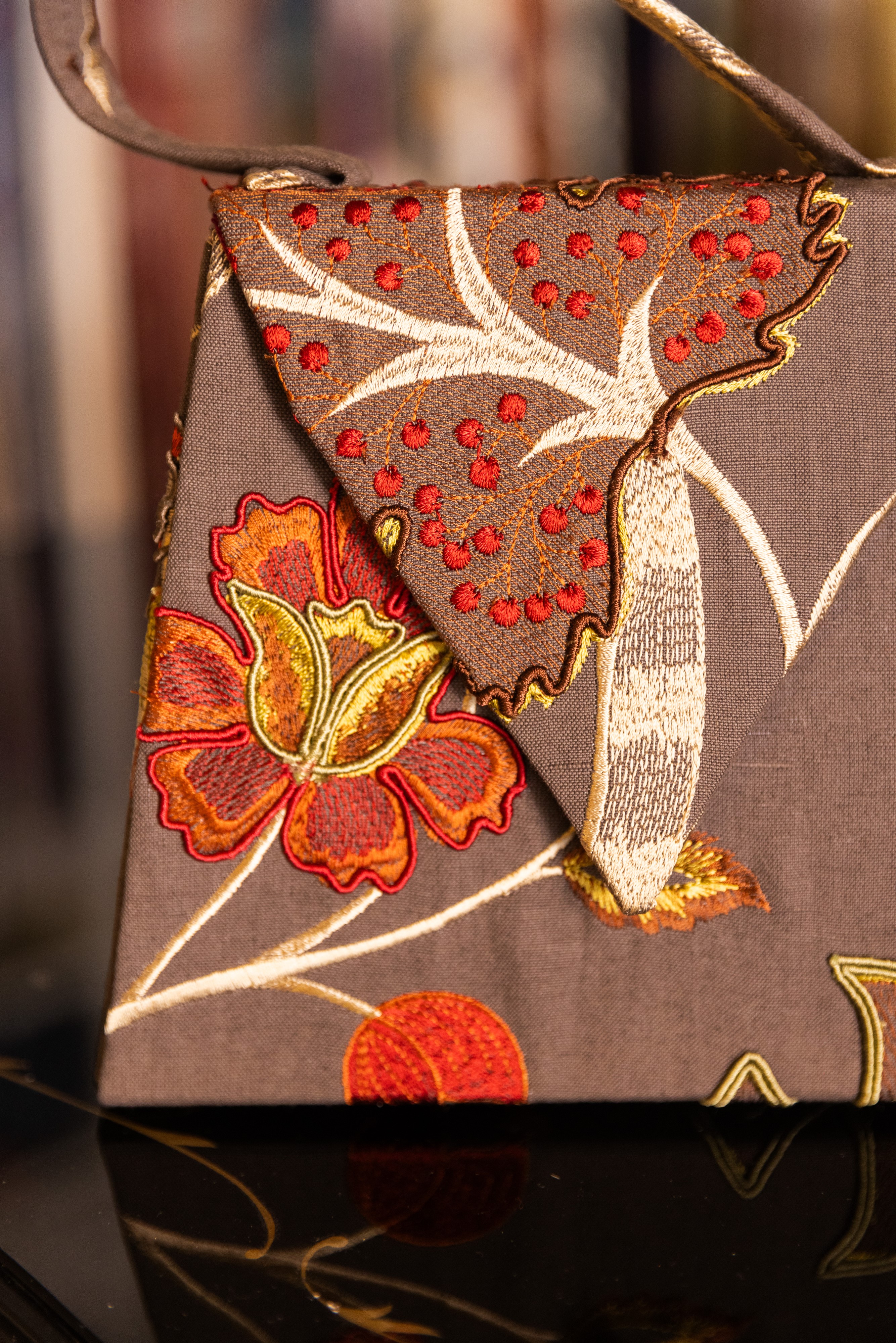 Borsa Lavi Bags realizzata a mano in lino ricamato