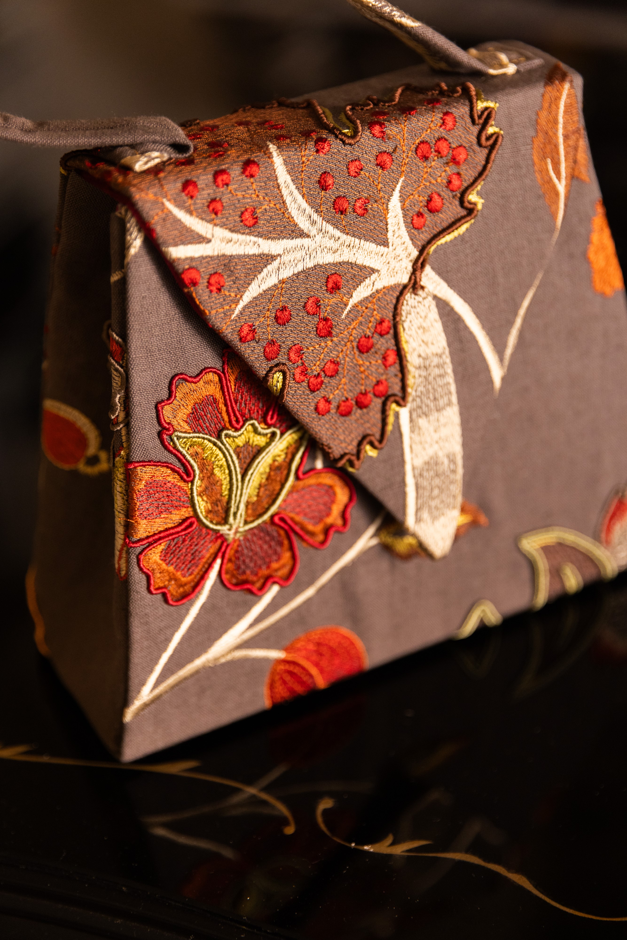 Borsa Lavi Bags realizzata a mano in lino ricamato