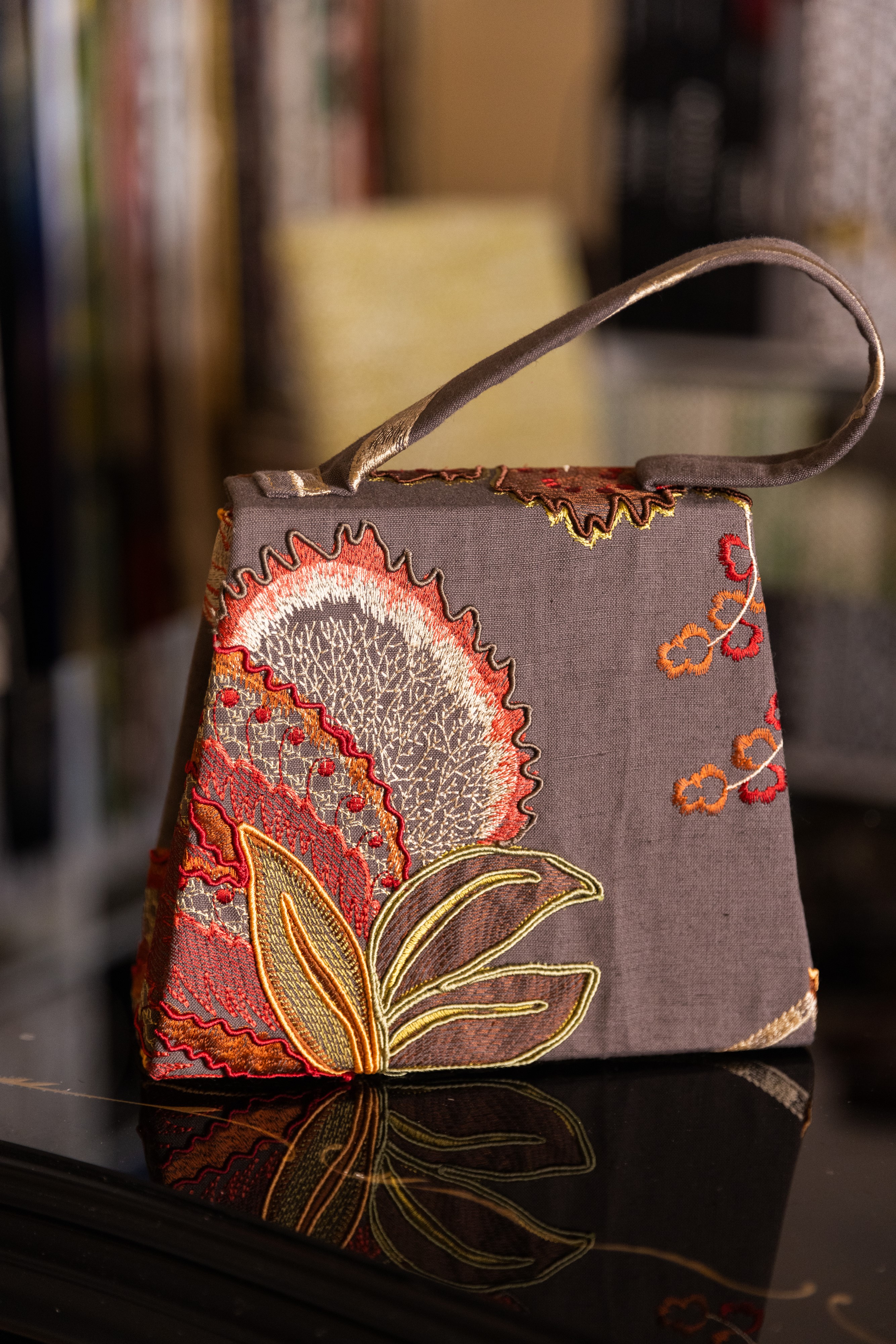 Borsa Lavi Bags realizzata a mano in lino ricamato