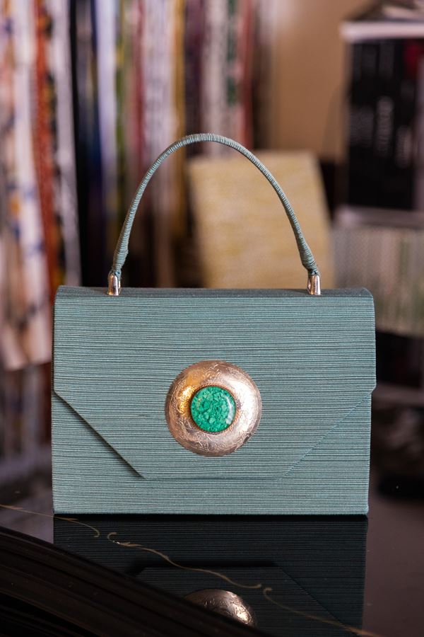 Borsa Lavi Bags realizzata a mano in tessuto fil-a-fil (cannetè) con gioiello in ottone cromato e pietra verde acqua/azzurra su resina