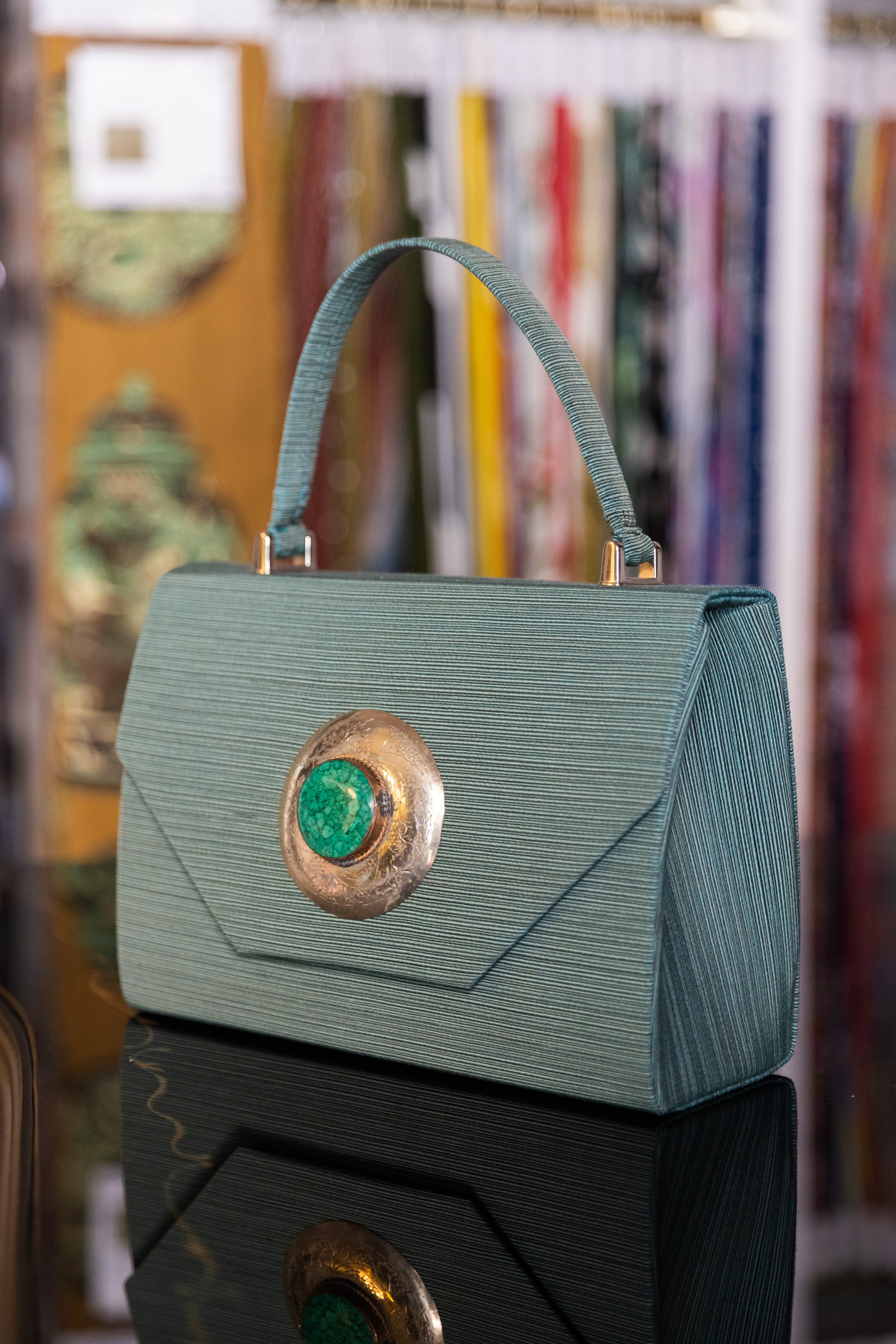 Borsa Lavi Bags realizzata a mano in tessuto fil-a-fil (cannetè) con gioiello in ottone cromato e...