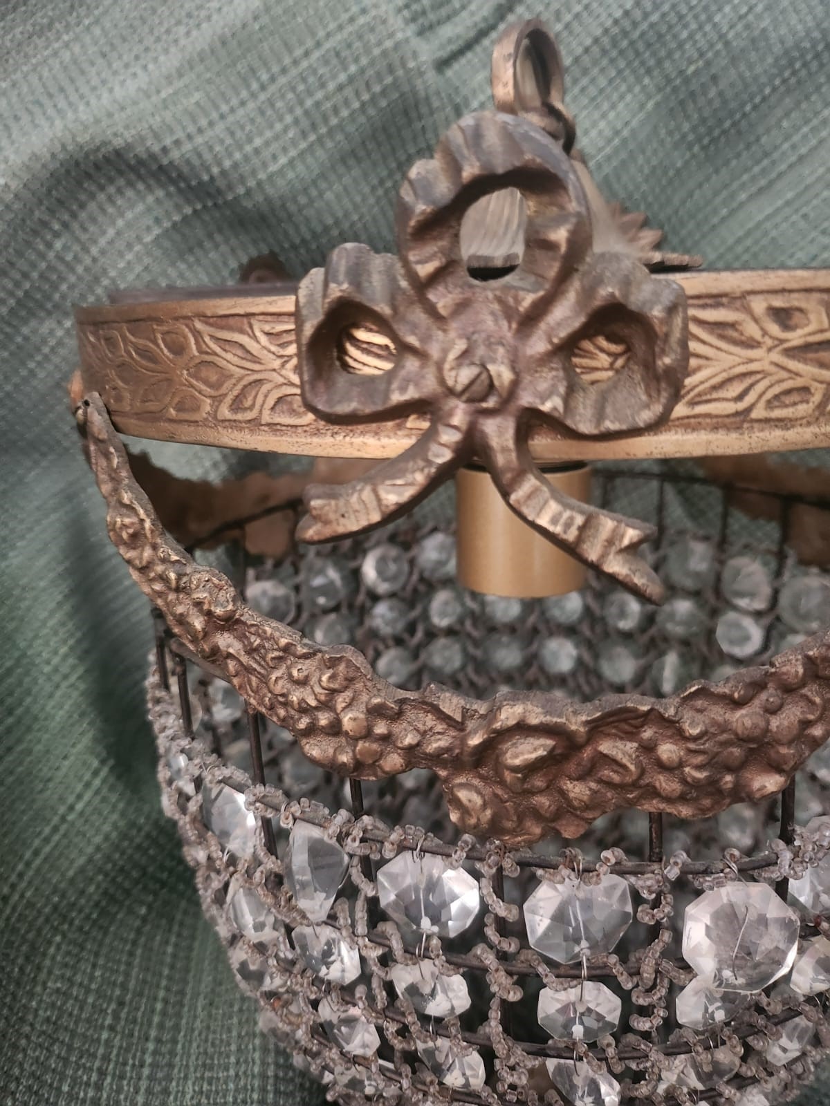 Lampadario in bronzo con prismi di vetro legati a mano, stile impero