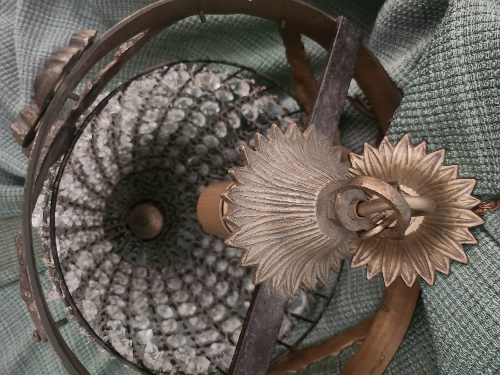 Lampadario in bronzo con prismi di vetro legati a mano, stile impero