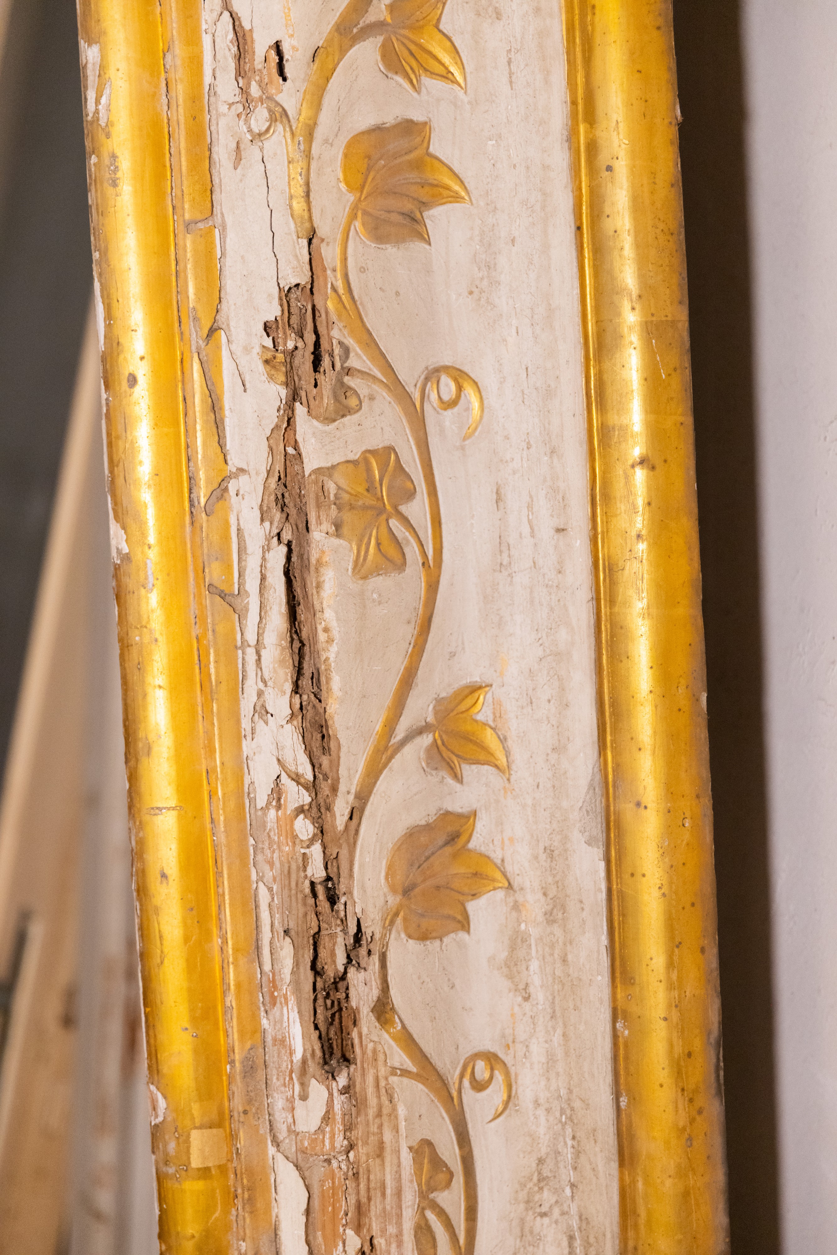 Stipiti e architrave in legno laccato e dorato