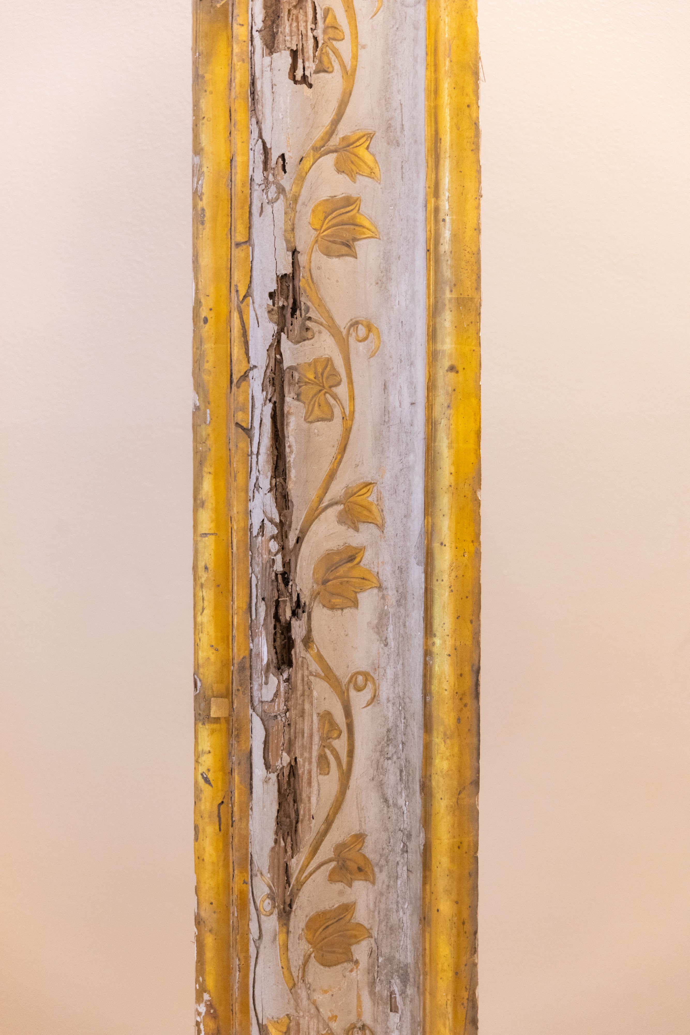 Stipiti e architrave in legno laccato e dorato