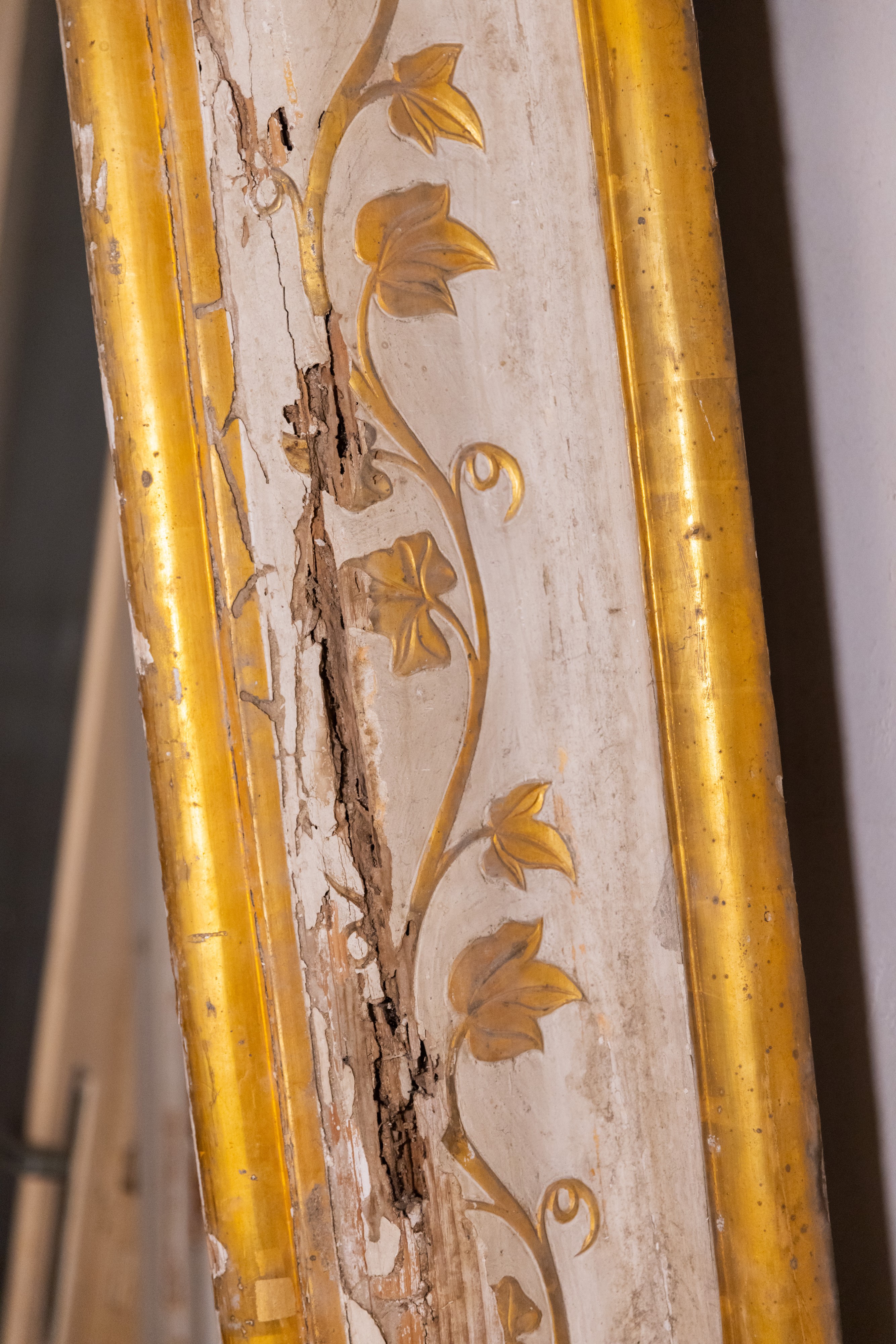 Stipiti e architrave in legno laccato e dorato