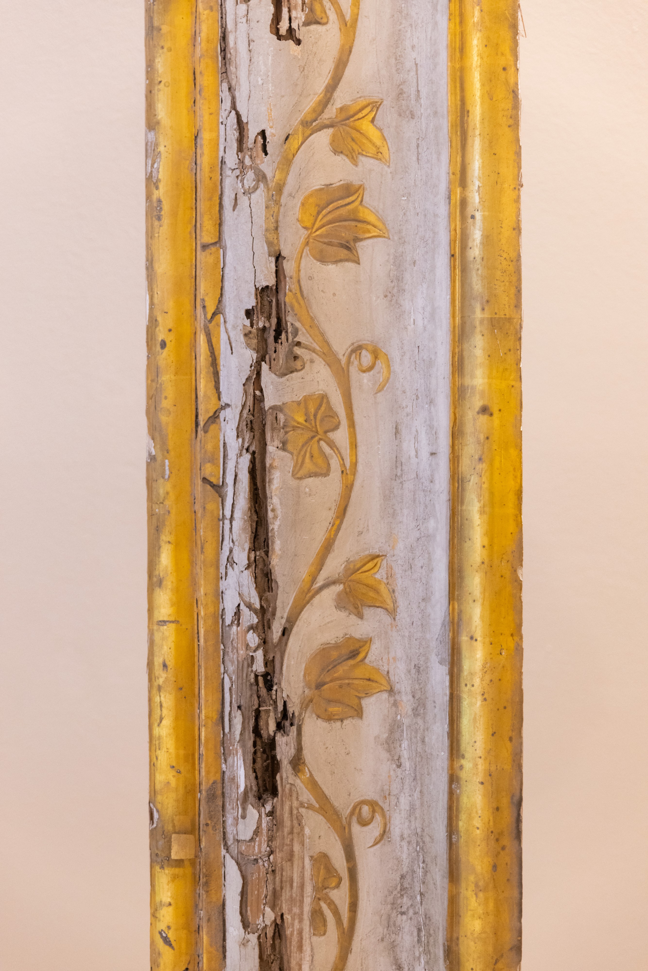 Stipiti e architrave in legno laccato e dorato