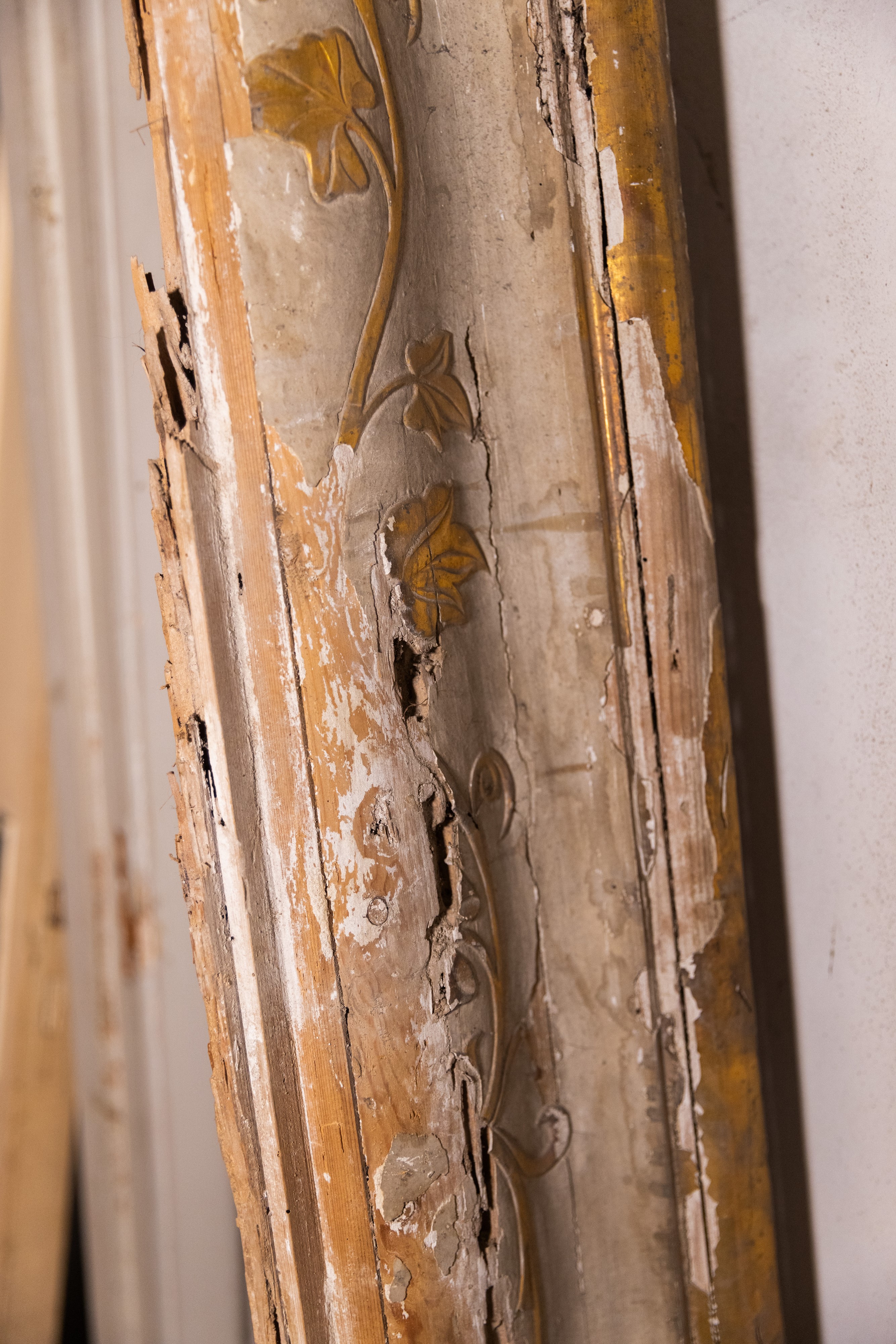 Stipiti e architrave in legno laccato e dorato