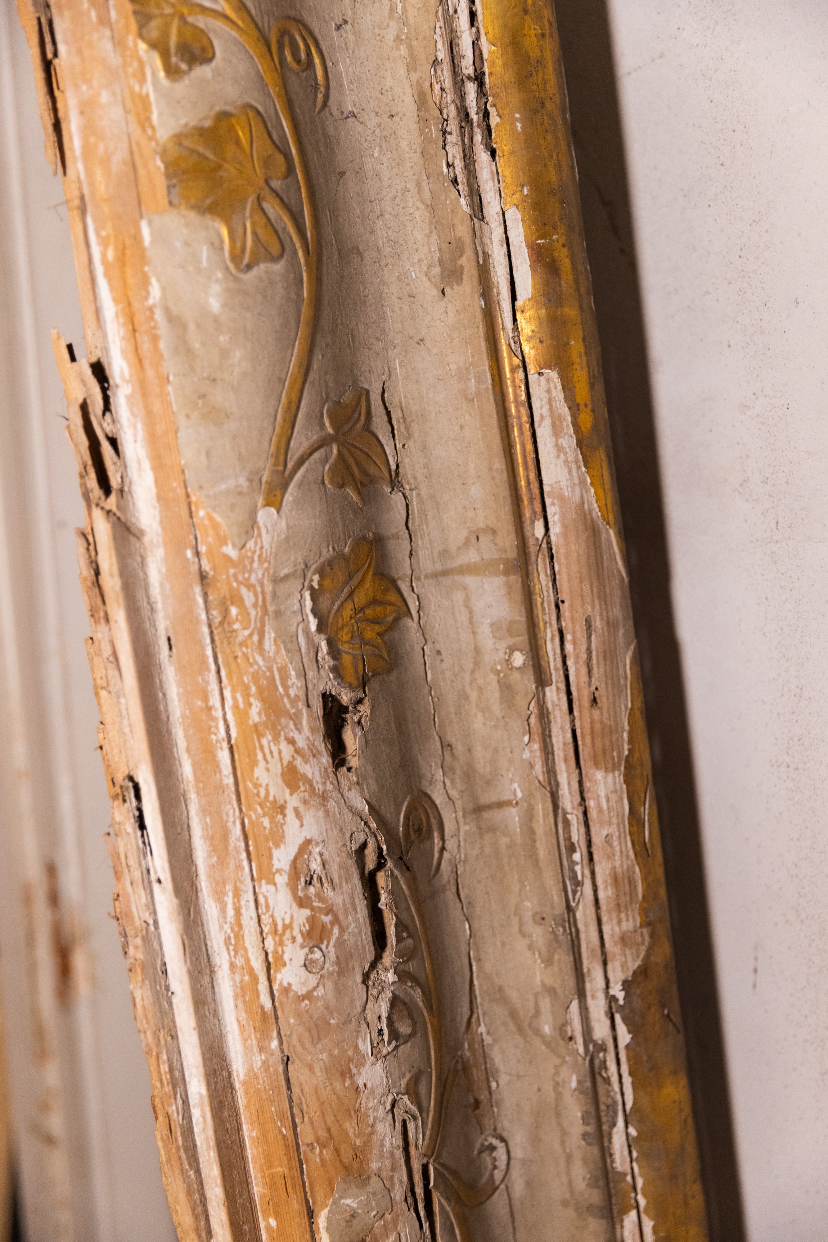 Stipiti e architrave in legno laccato e dorato