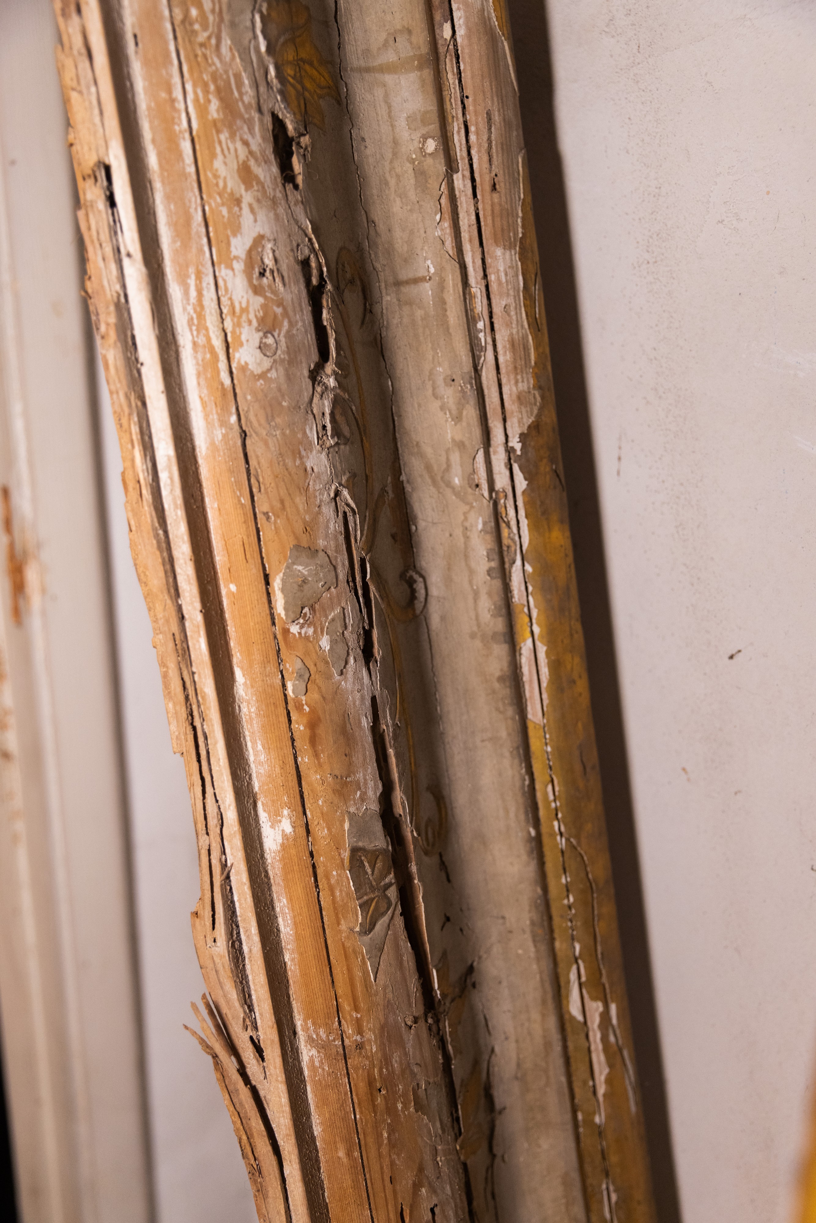 Stipiti e architrave in legno laccato e dorato