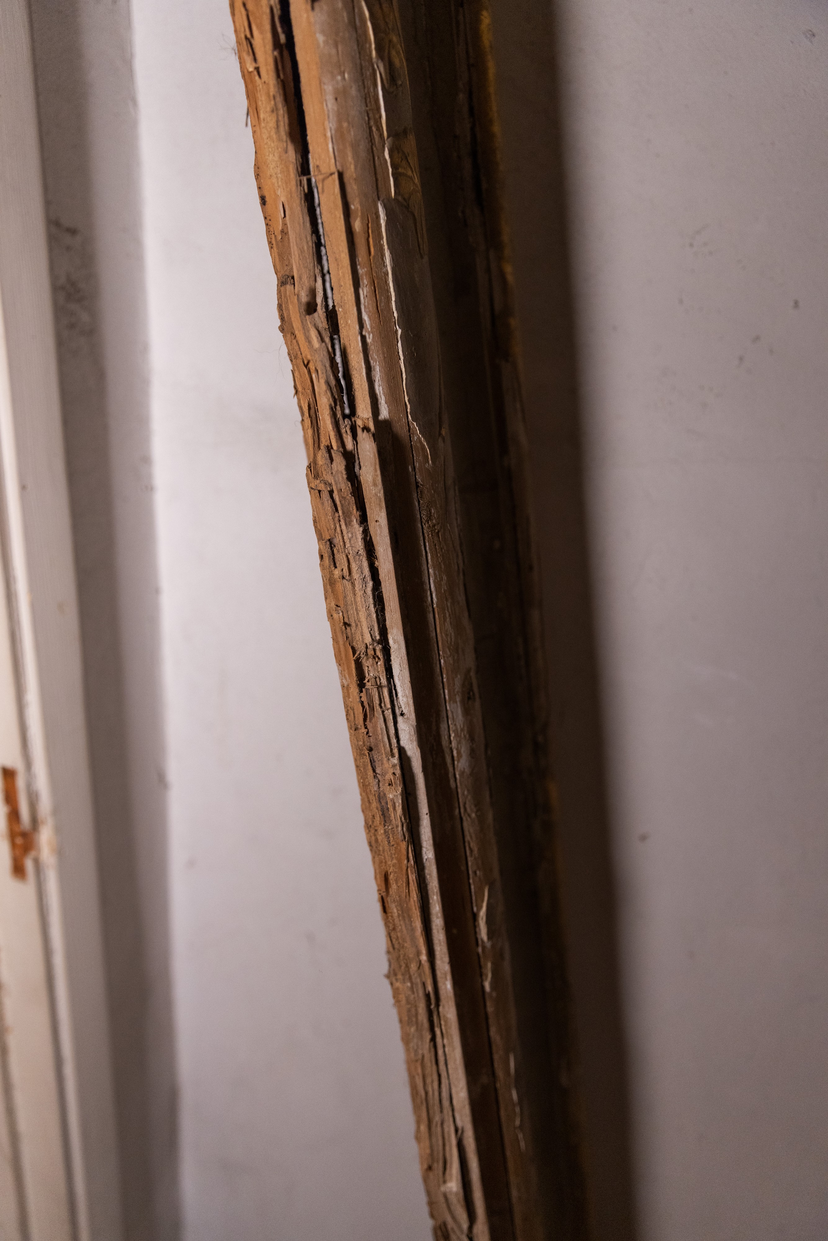 Stipiti e architrave in legno laccato e dorato