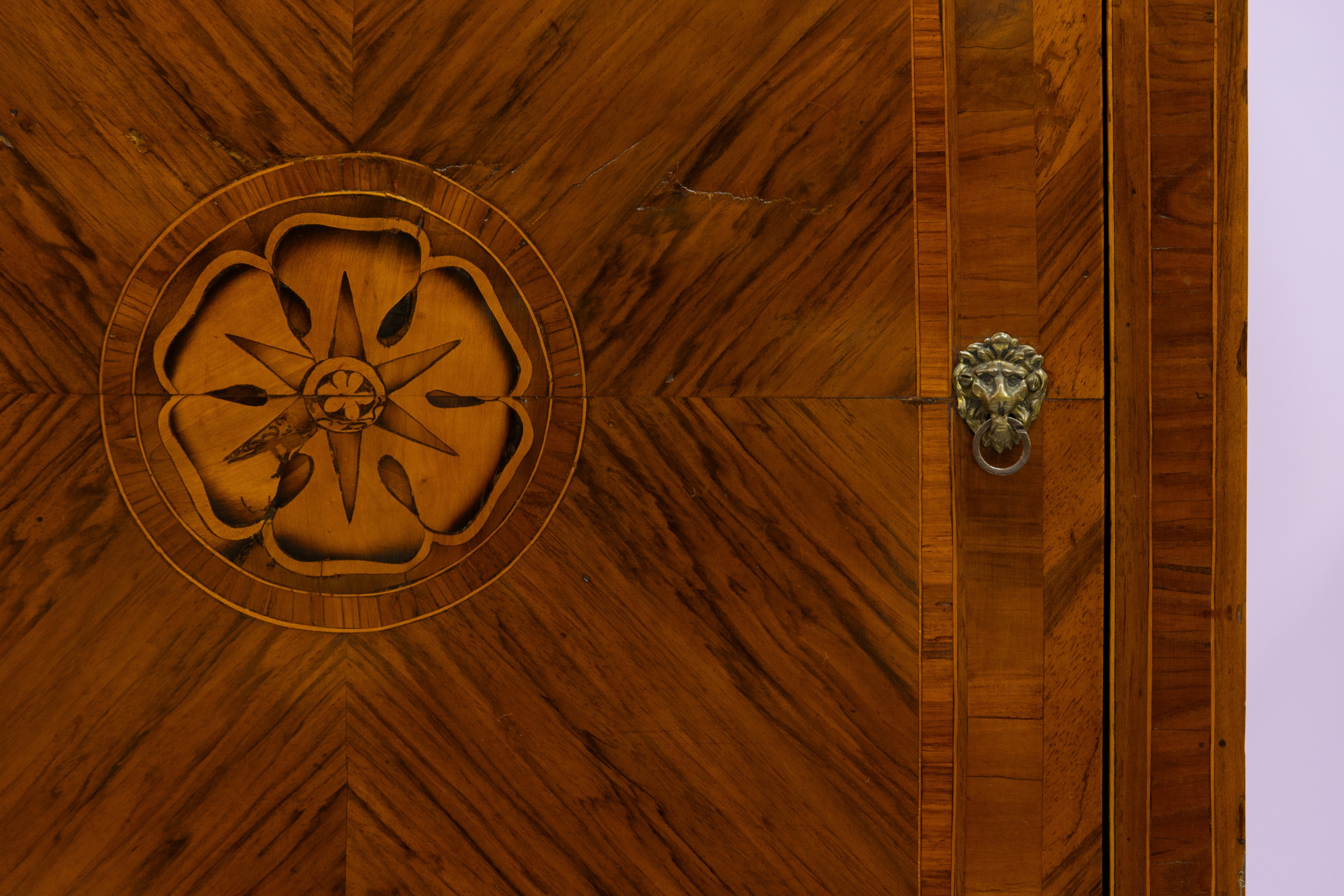 Cassettoncino Lombardo in differenti legni di frutto