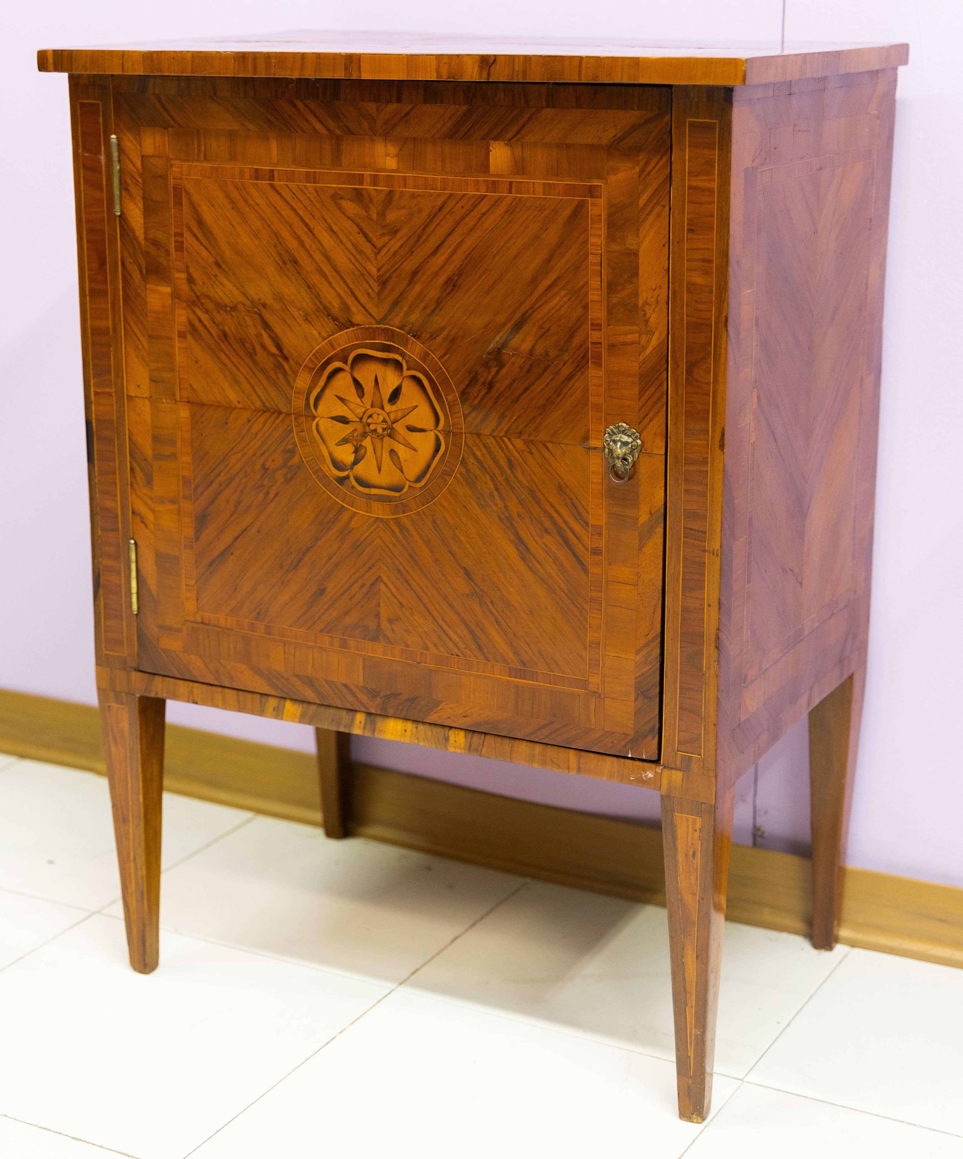 Cassettoncino Lombardo in differenti legni di frutto