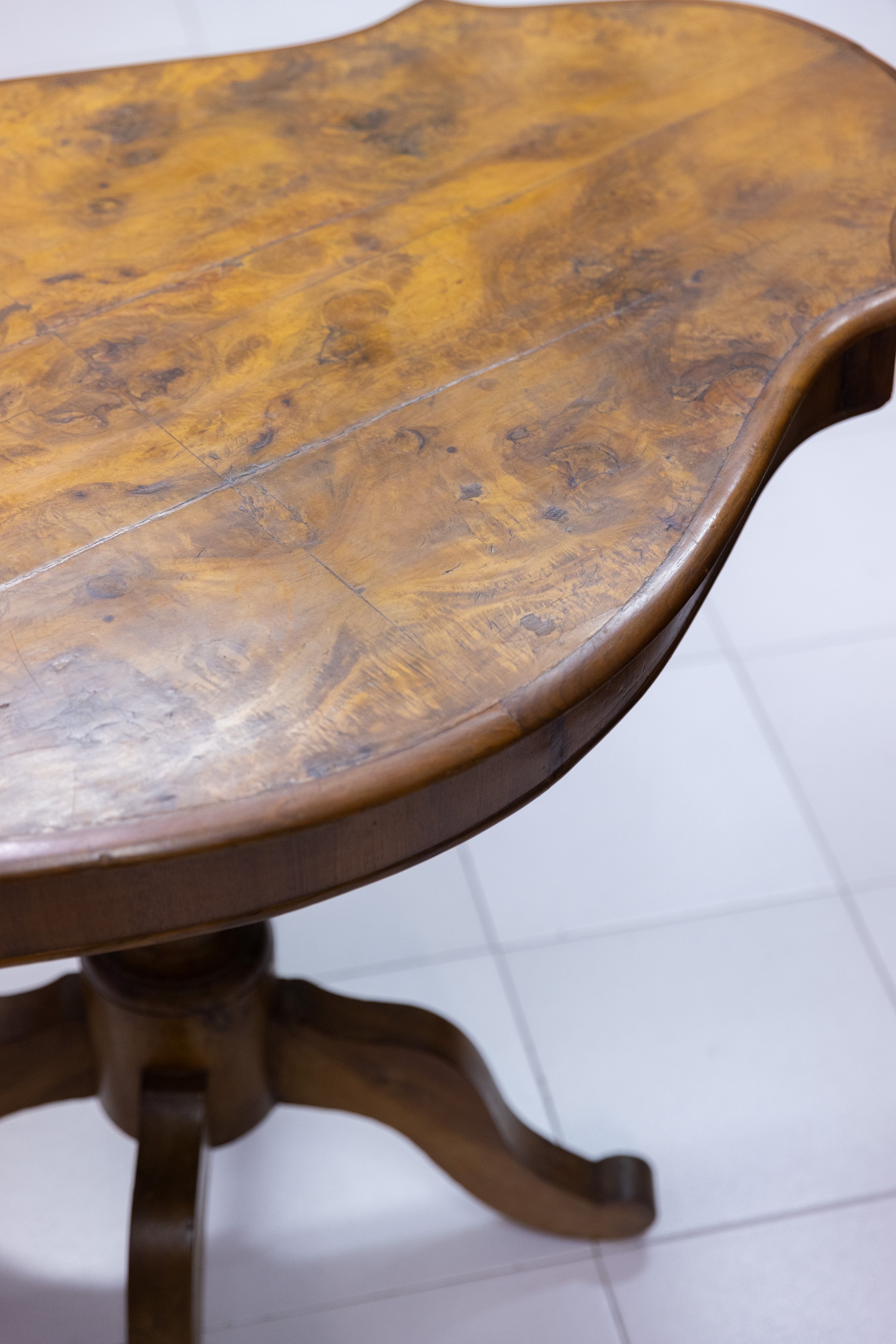 Tavolo ovale in noce e acero