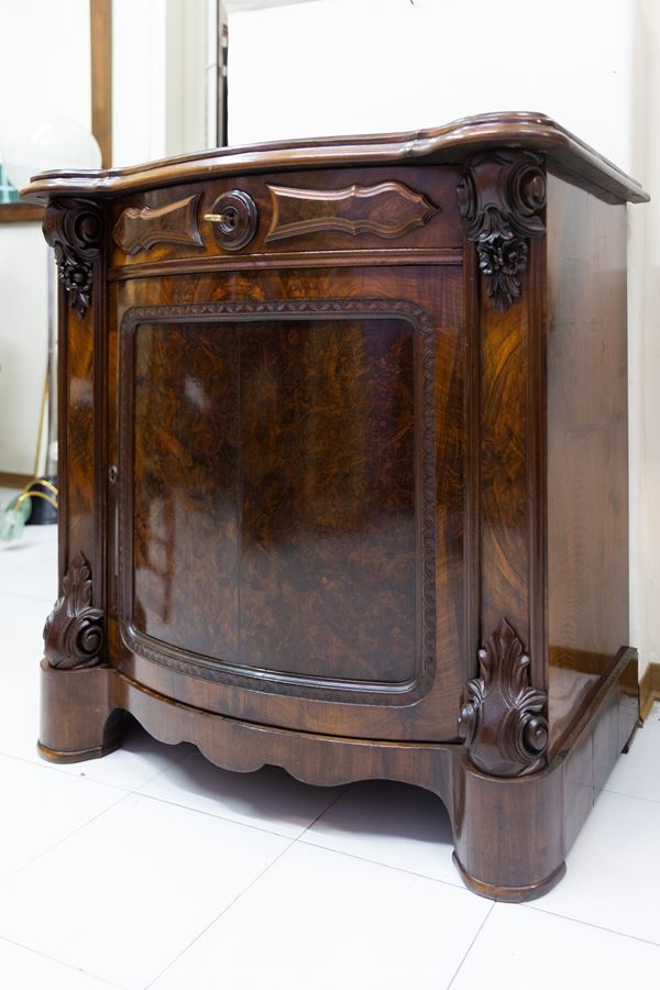 Credenza siciliana in noce fiammata