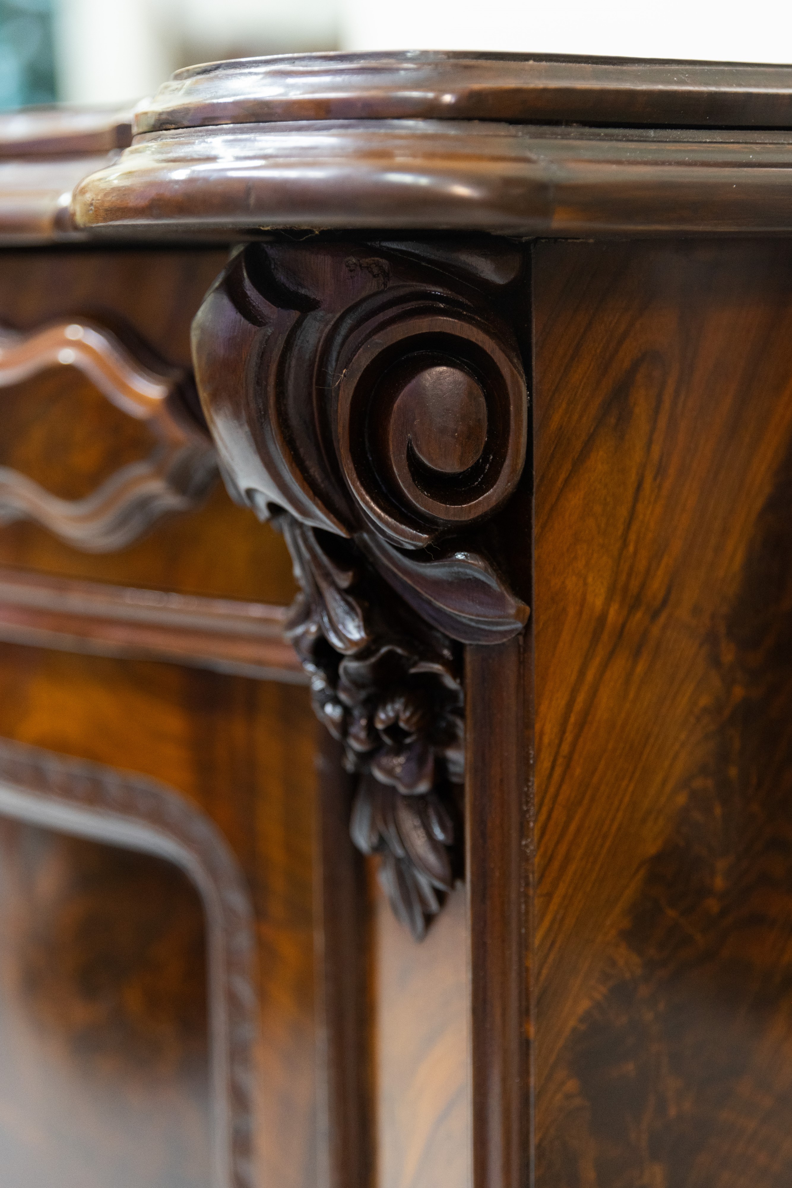 Credenza siciliana in noce fiammata