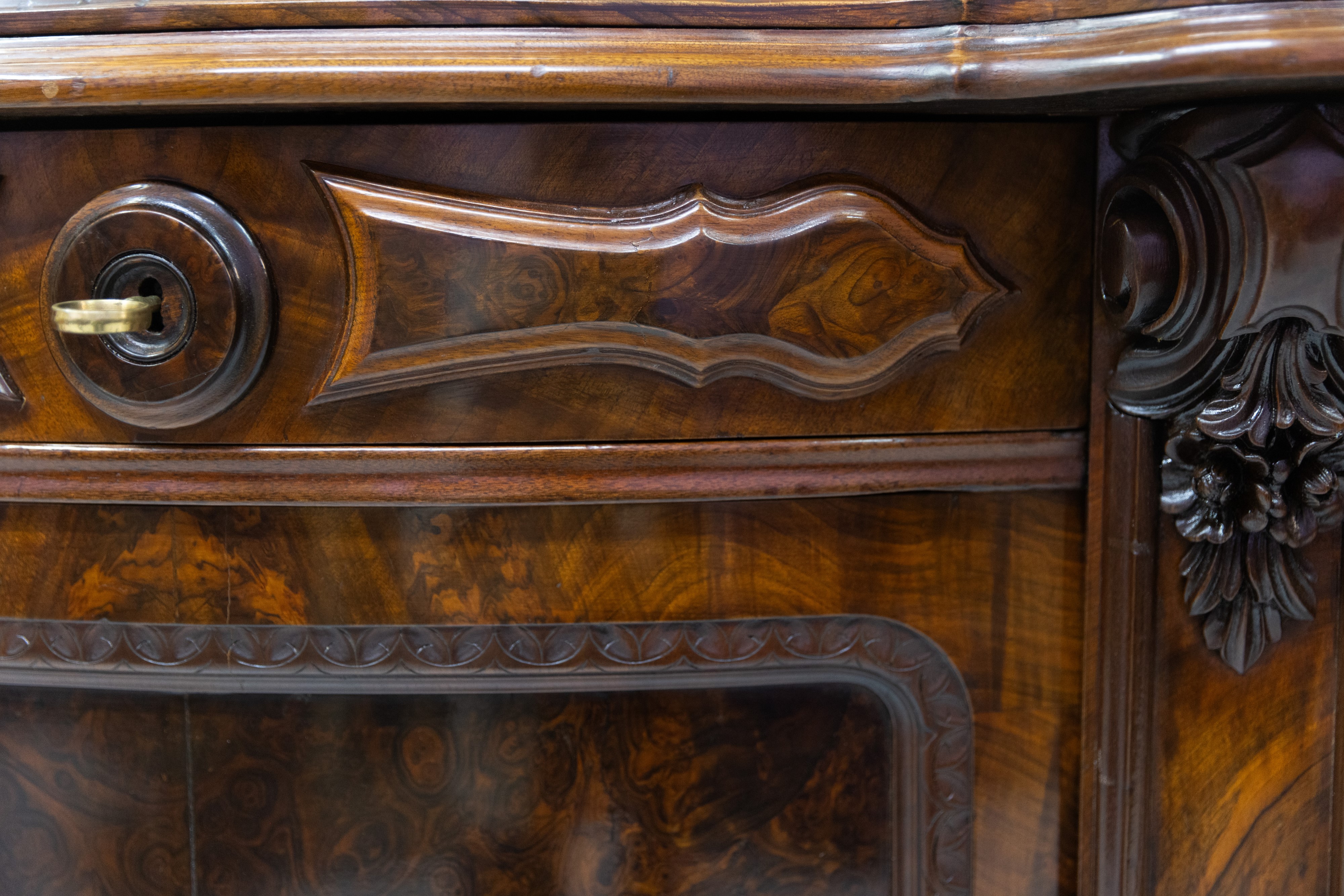 Credenza siciliana in noce fiammata